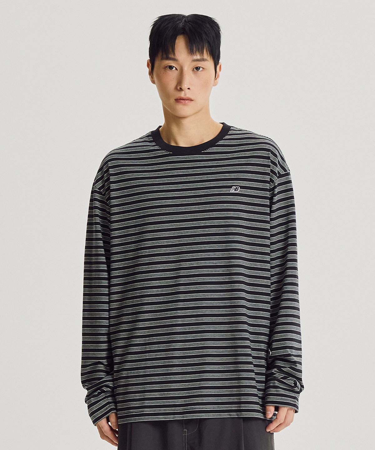 뉴발란스(NEW BALANCE) NBNDG31813 / UNI 에센셜 클래식 스트라이프 긴팔티 (BLACK)