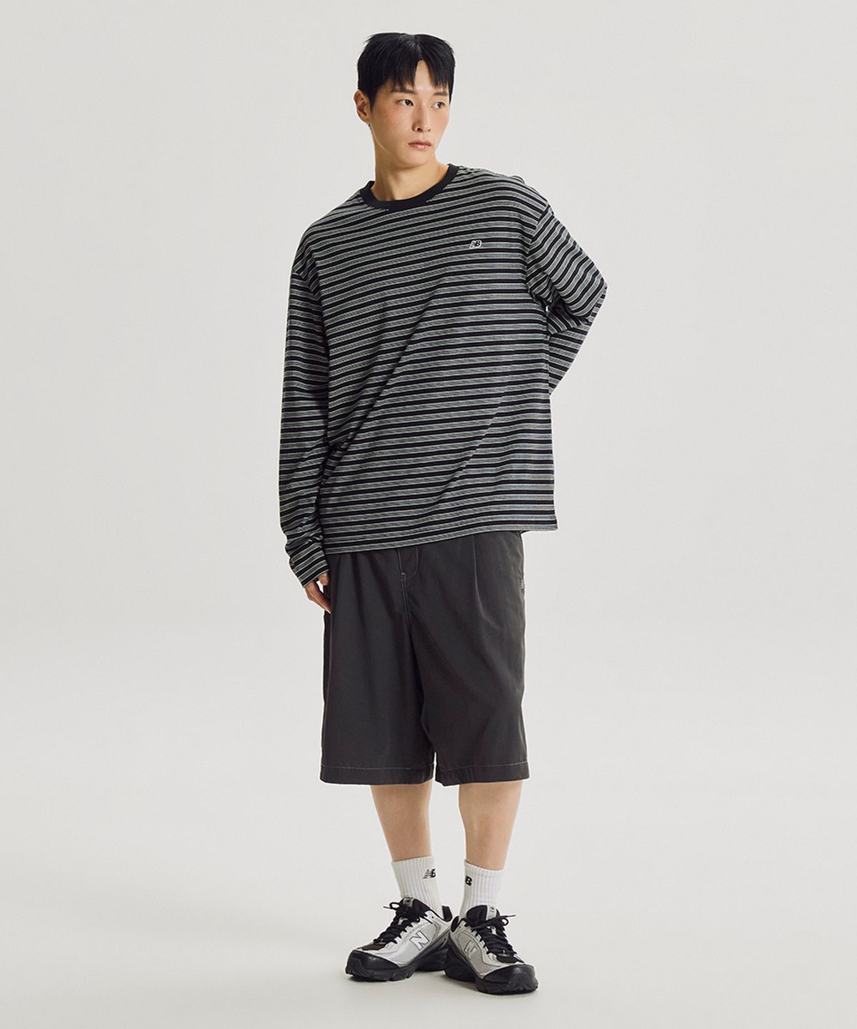 뉴발란스(NEW BALANCE) NBNDG31813 / UNI 에센셜 클래식 스트라이프 긴팔티 (BLACK)