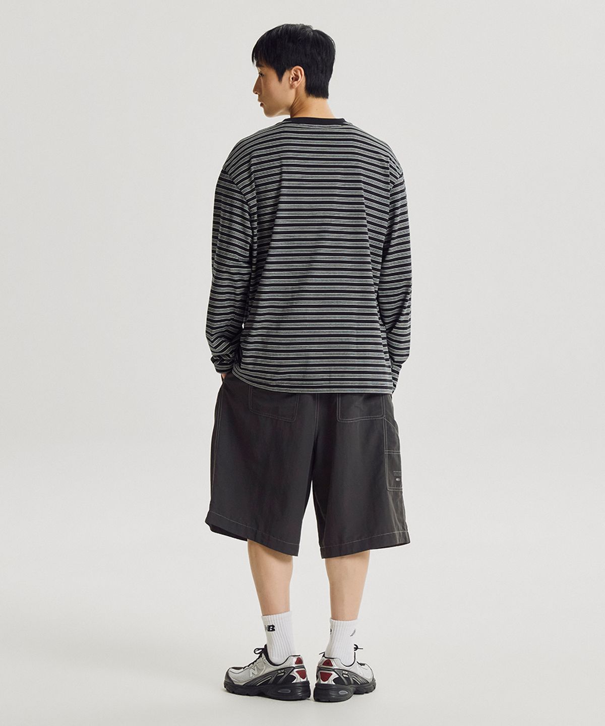 뉴발란스(NEW BALANCE) NBNDG31813 / UNI 에센셜 클래식 스트라이프 긴팔티 (BLACK)