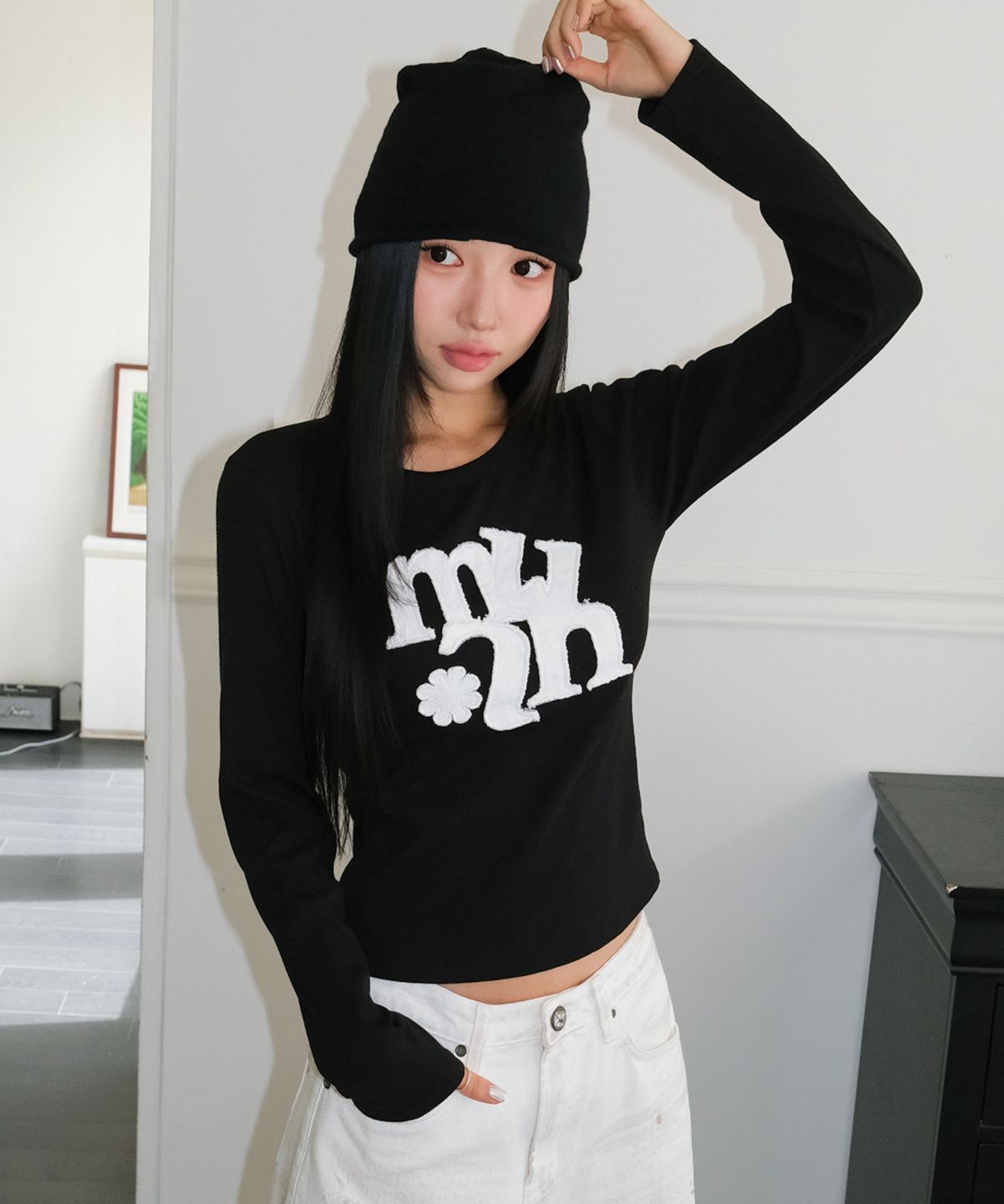 무아무아(MUAHMUAH) 빈티지 아플리케 로고 긴팔티 [블랙]