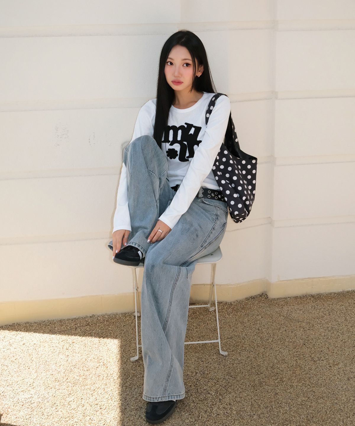 무아무아(MUAHMUAH) 빈티지 아플리케 로고 긴팔티 [화이트]