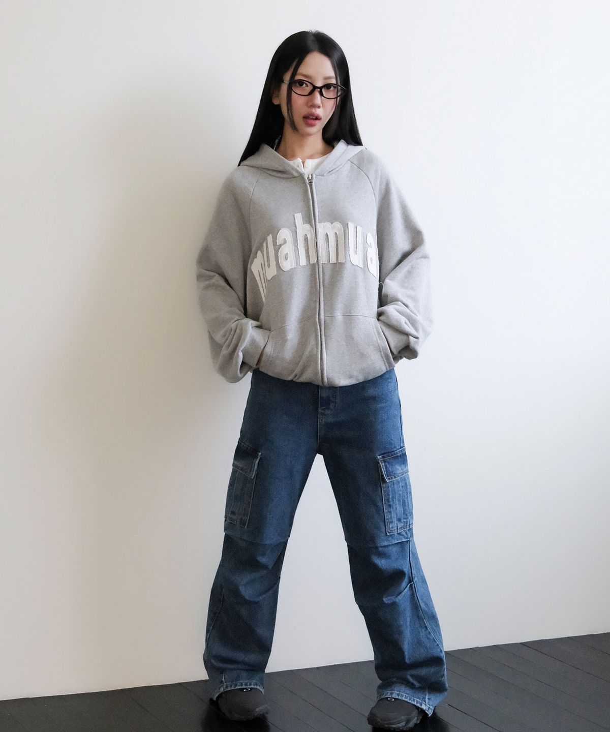 무아무아(MUAHMUAH) 빈티지 아플리케 무아 패치 후드집업 [그레이]