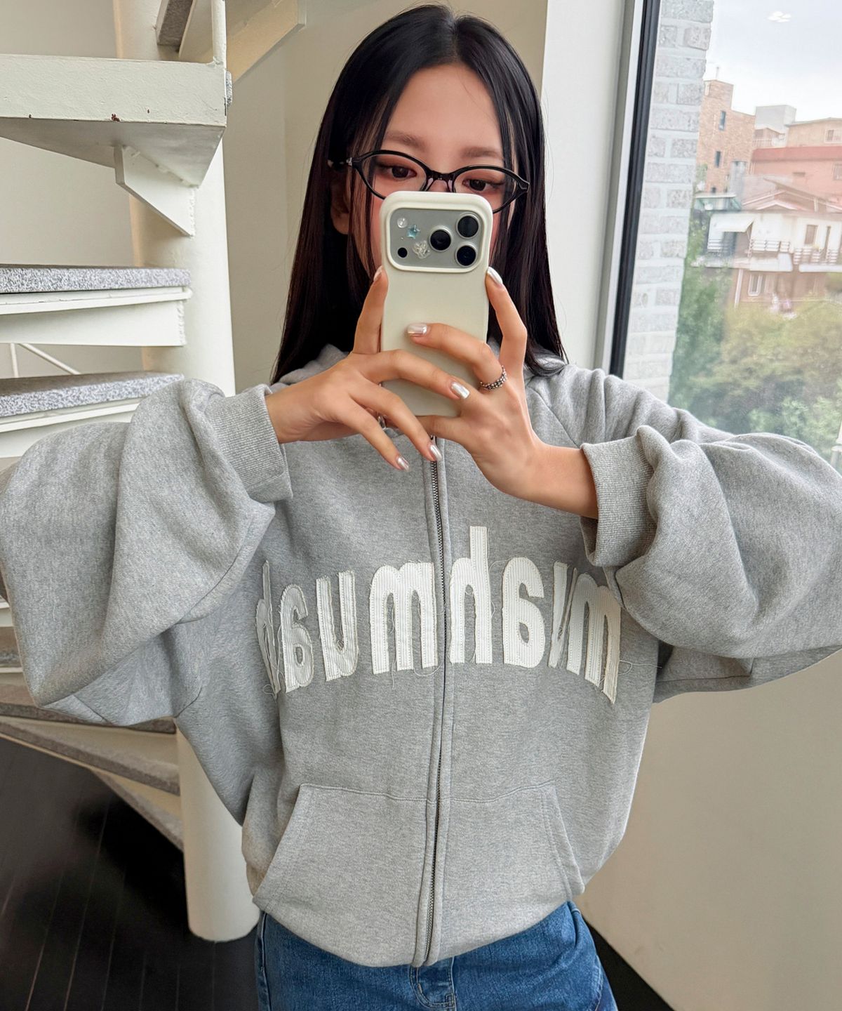 무아무아(MUAHMUAH) 빈티지 아플리케 무아 패치 후드집업 [그레이]
