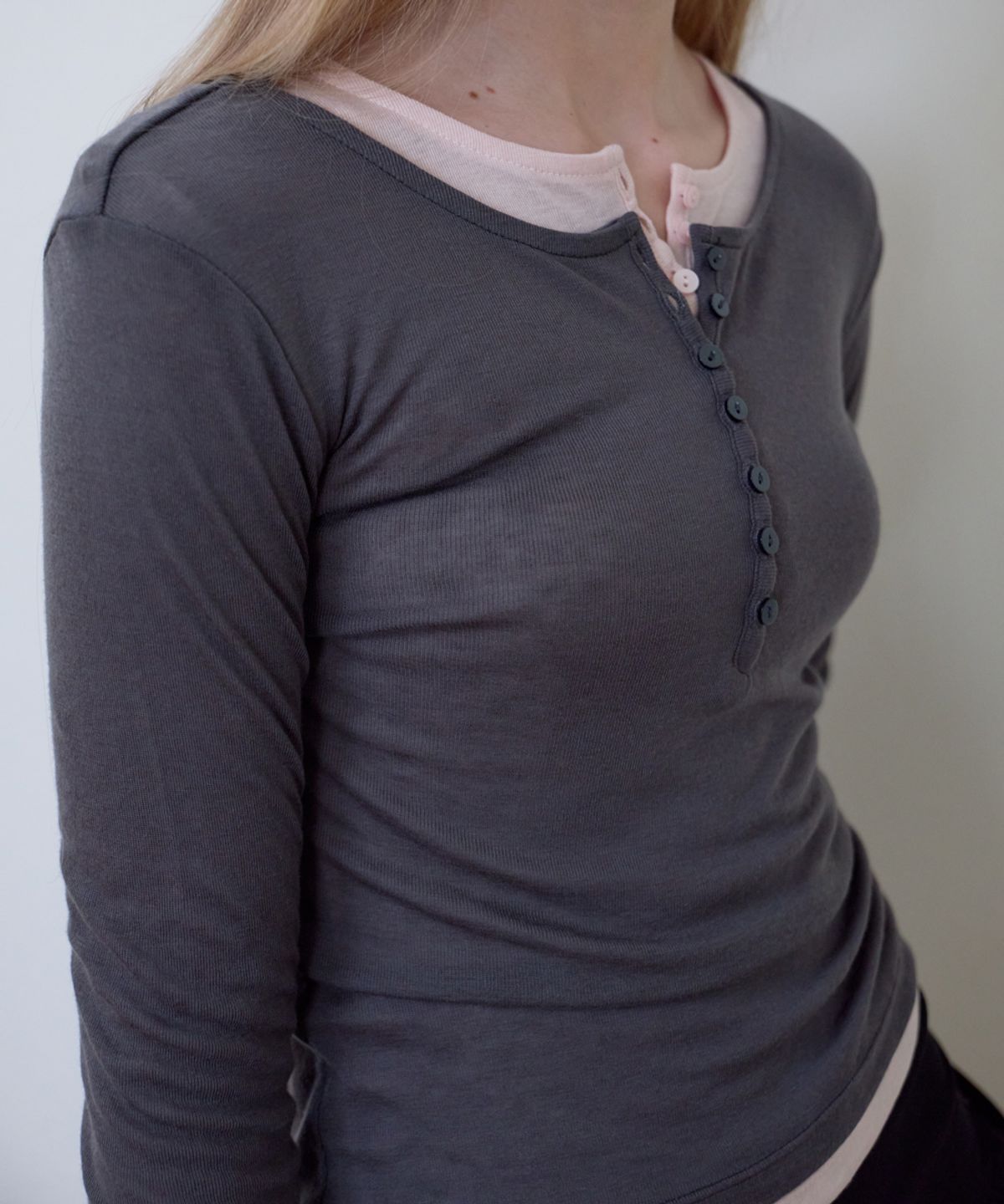 로제프란츠(ROSEFRANTZ) Henley Neck Layered Long Sleeve [Charcoal]