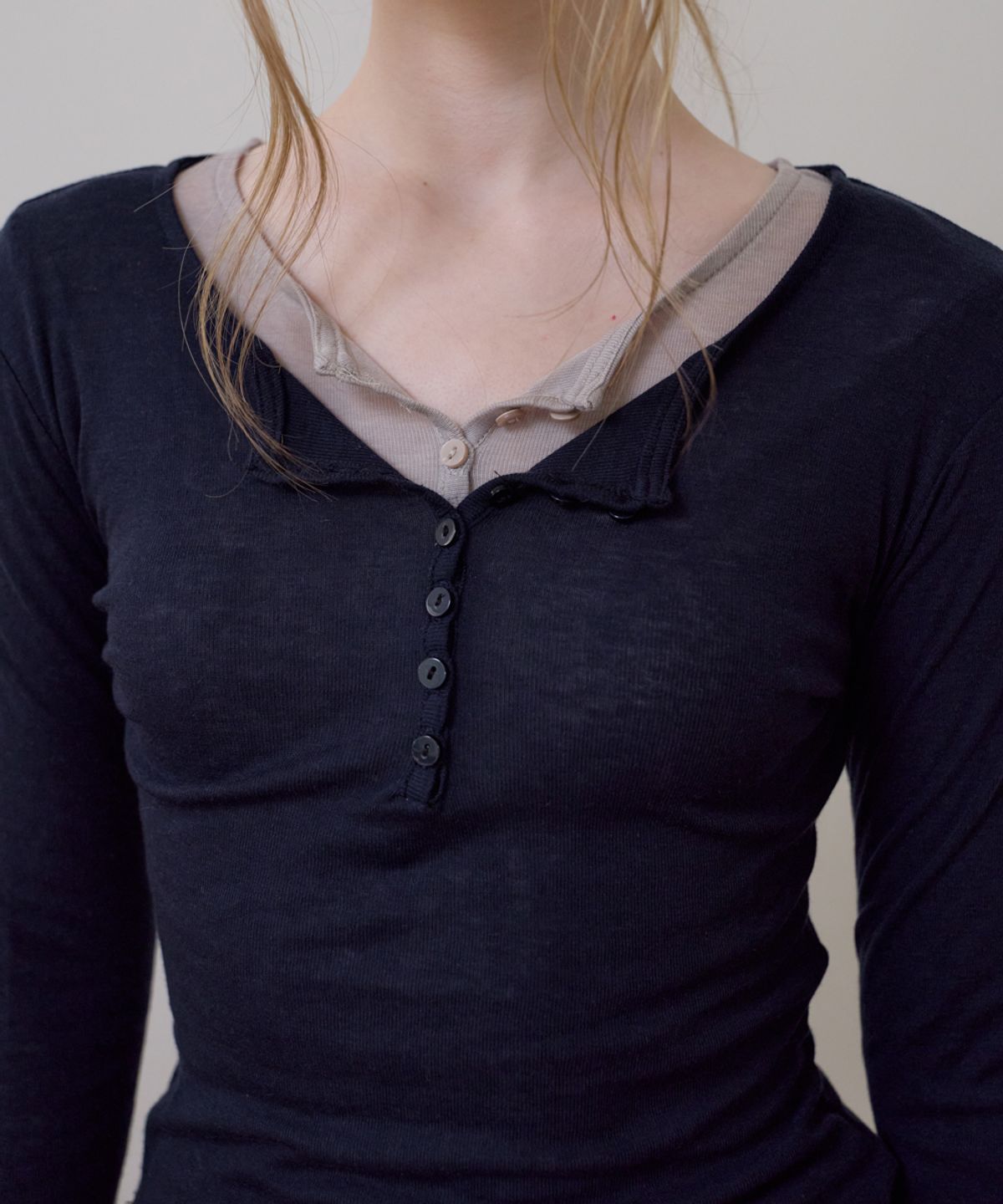로제프란츠(ROSEFRANTZ) Henley Neck Layered Long Sleeve [Navy]
