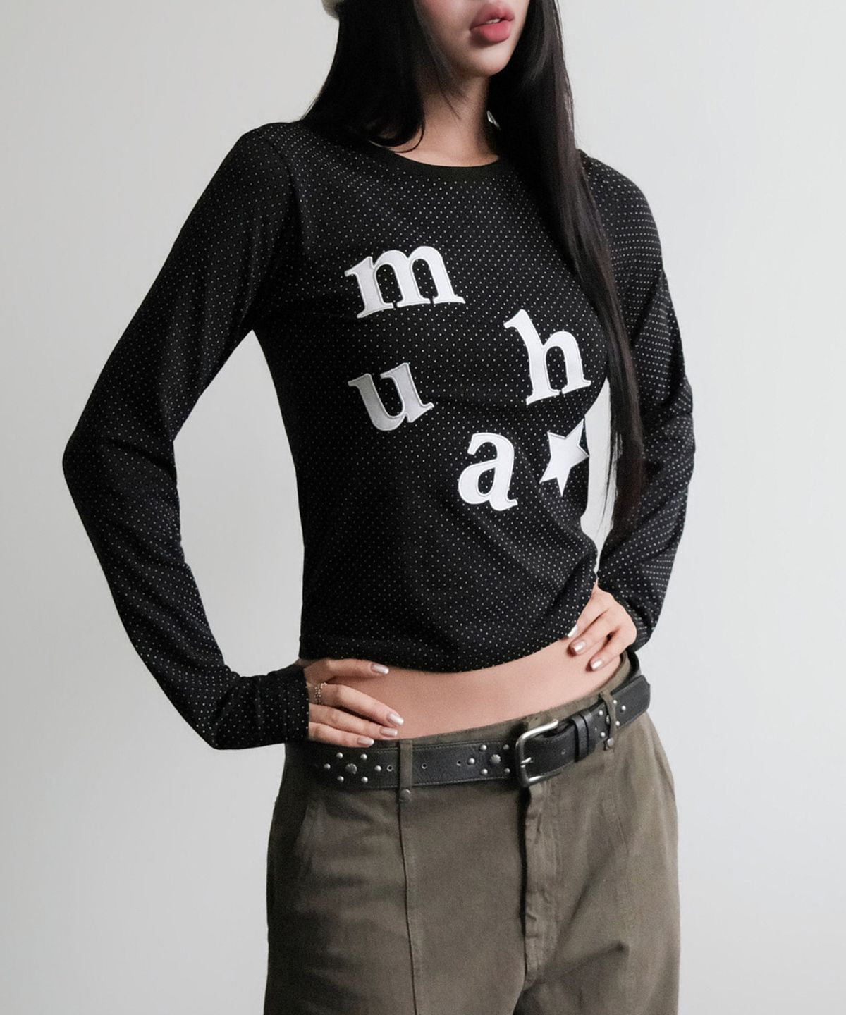 무아무아(MUAHMUAH) 도트 패치 로고 긴팔티 [블랙]