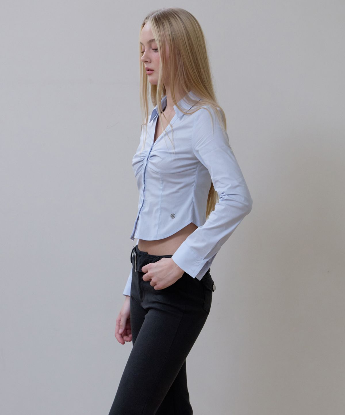로제프란츠(ROSEFRANTZ) Ruched Front Slim Shirt [Sky Blue]