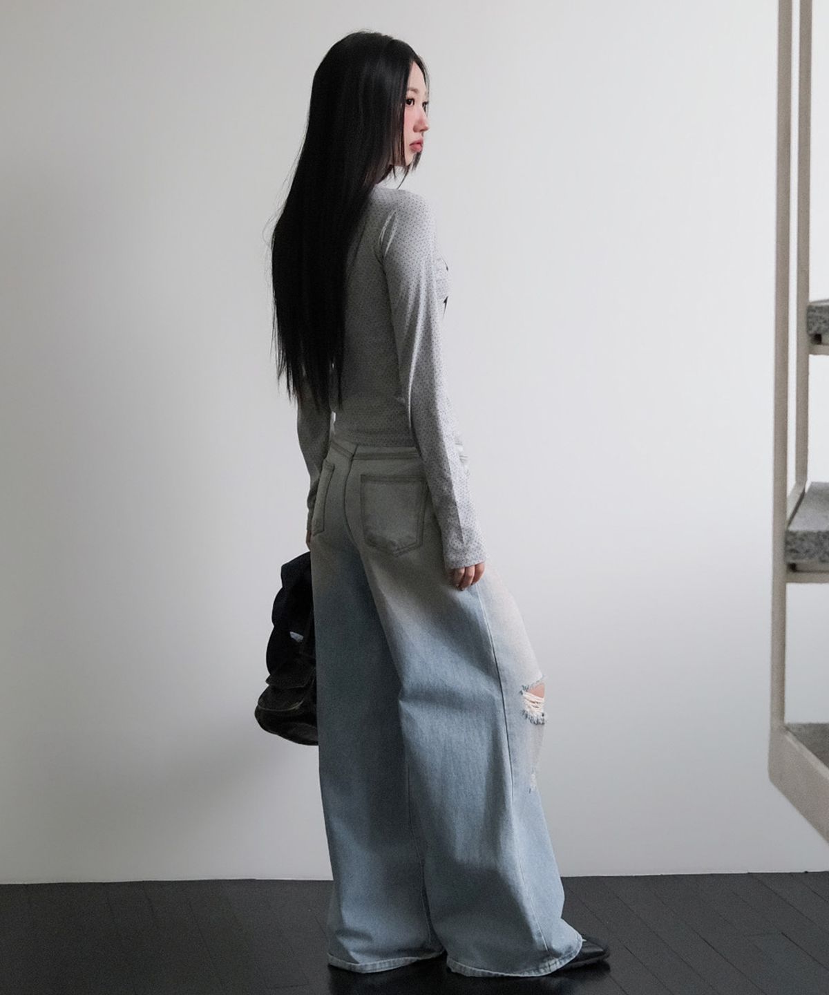 무아무아(MUAHMUAH) 도트 패치 로고 긴팔티 [그레이]