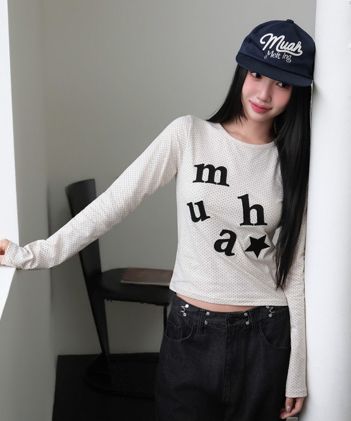 무아무아(MUAHMUAH) 도트 패치 로고 긴팔티 [오트밀]