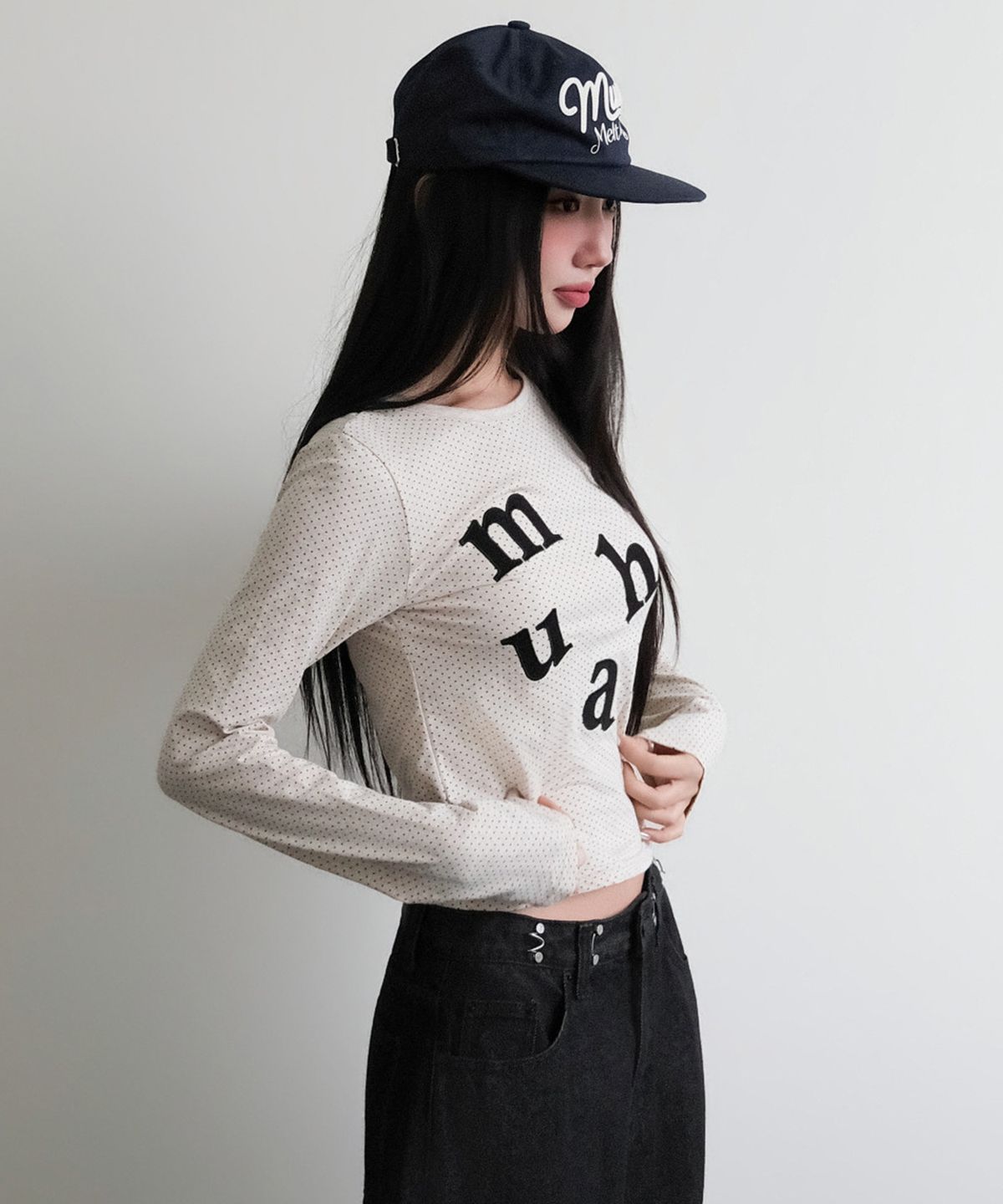 무아무아(MUAHMUAH) 도트 패치 로고 긴팔티 [오트밀]