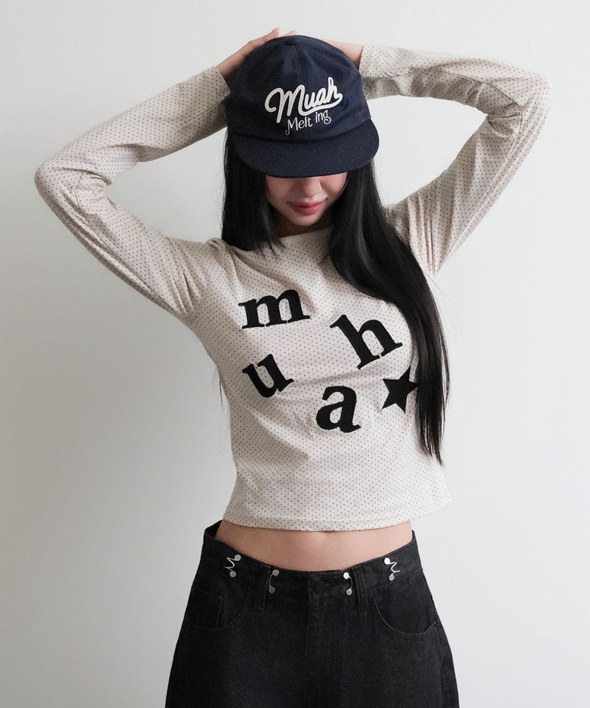 무아무아(MUAHMUAH) 도트 패치 로고 긴팔티 [오트밀]
