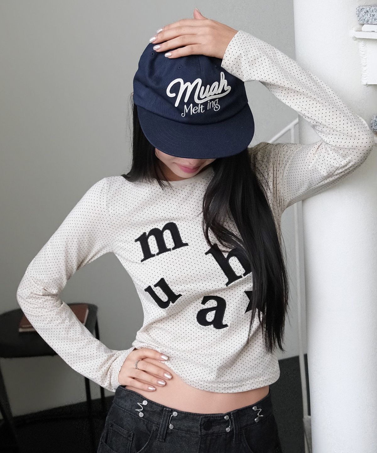 무아무아(MUAHMUAH) 도트 패치 로고 긴팔티 [오트밀]