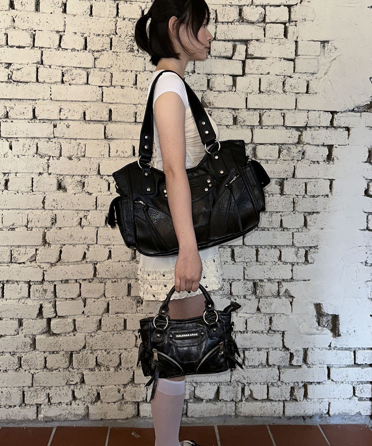이우가마카라스(IUGAMAKARAS) Studded Leather Micro Shoulder Bag (Black)