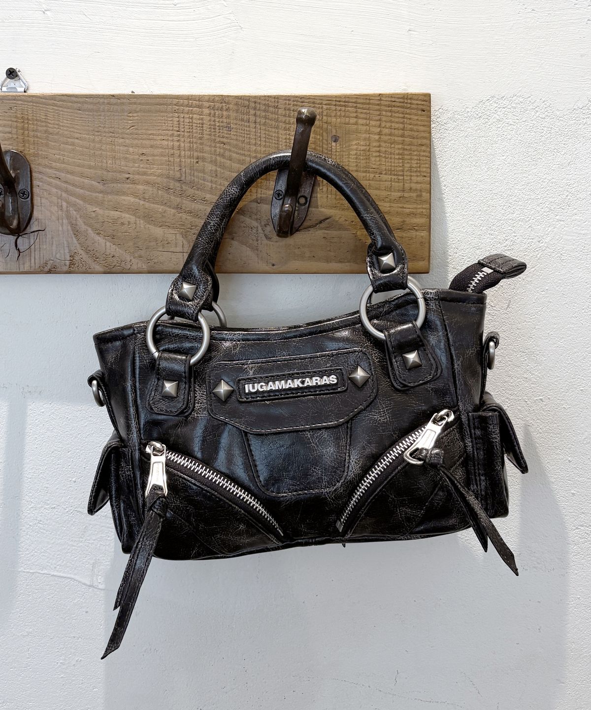 이우가마카라스(IUGAMAKARAS) Studded Leather Micro Shoulder Bag (Black)