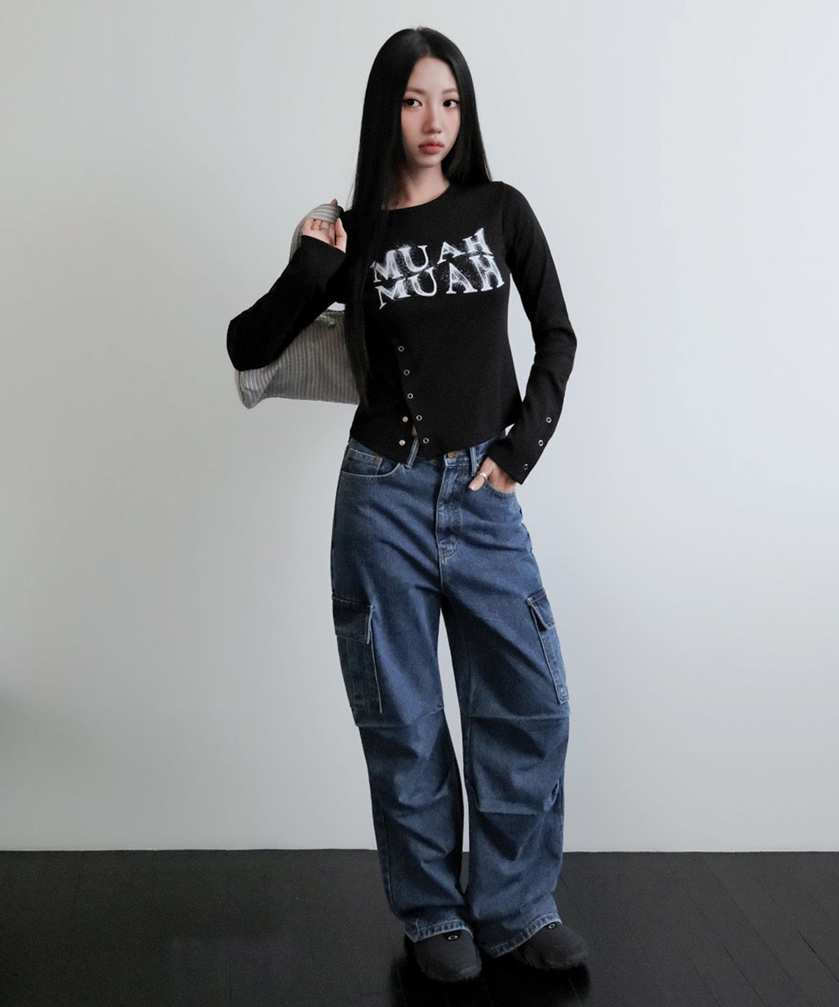 무아무아(MUAHMUAH) 슬릿 스냅버튼 긴팔 티셔츠 [블랙]