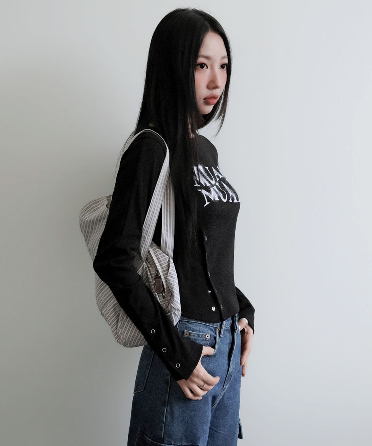 무아무아(MUAHMUAH) 슬릿 스냅버튼 긴팔 티셔츠 [블랙]