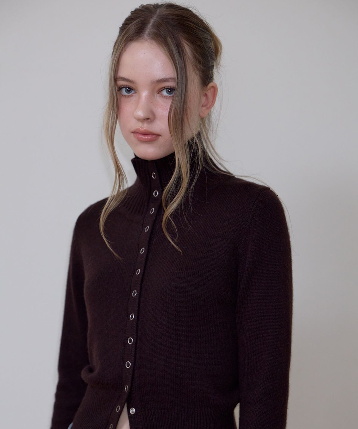 로제프란츠(ROSEFRANTZ) High Neck Eyelet Wool Cardigan [Brown]