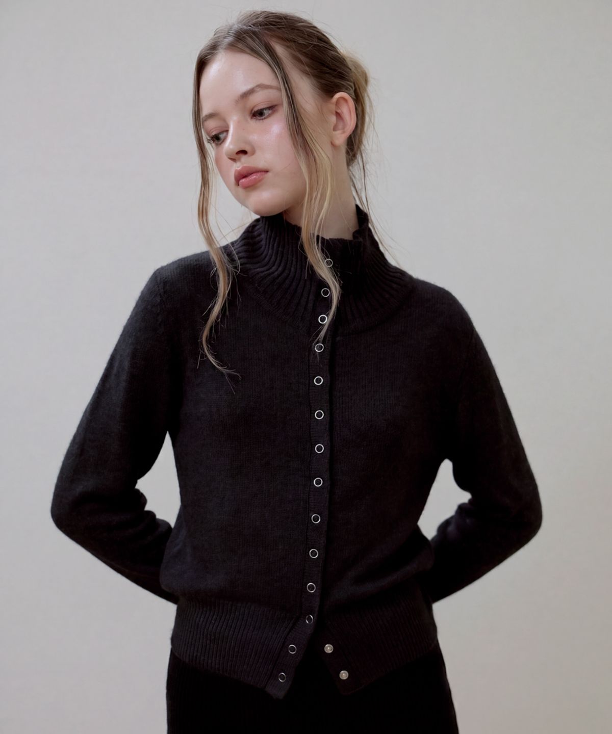 로제프란츠(ROSEFRANTZ) High Neck Eyelet Cardigan [Black]