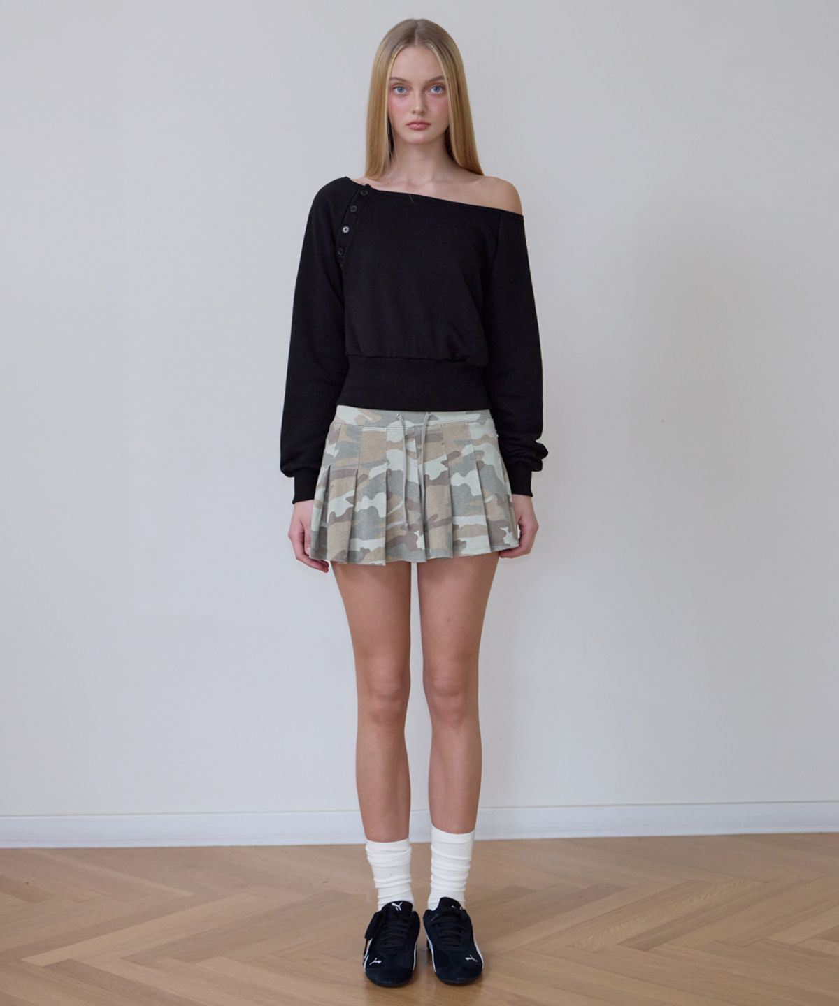 로제프란츠(ROSEFRANTZ) Off-Shoulder Button Sweatshirt [Black]