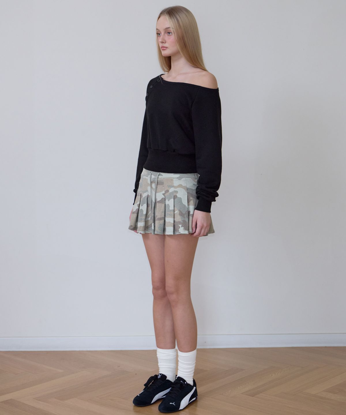 로제프란츠(ROSEFRANTZ) Off-Shoulder Button Sweatshirt [Black]
