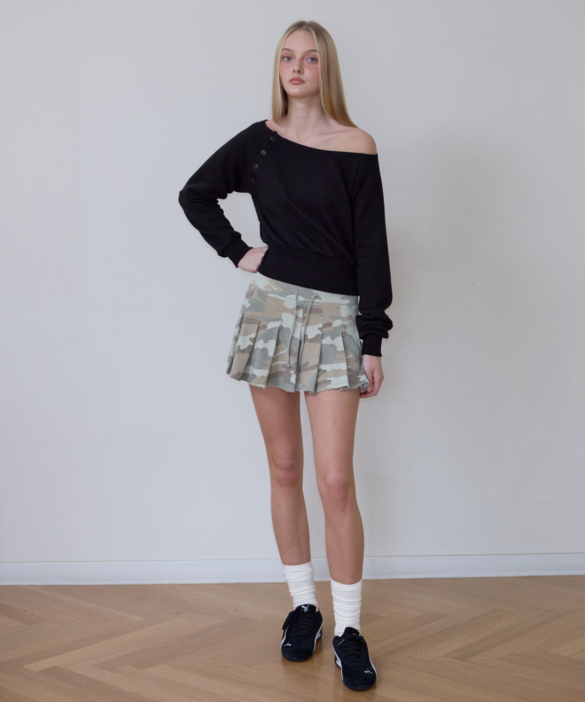 로제프란츠(ROSEFRANTZ) Off-Shoulder Button Sweatshirt [Black]