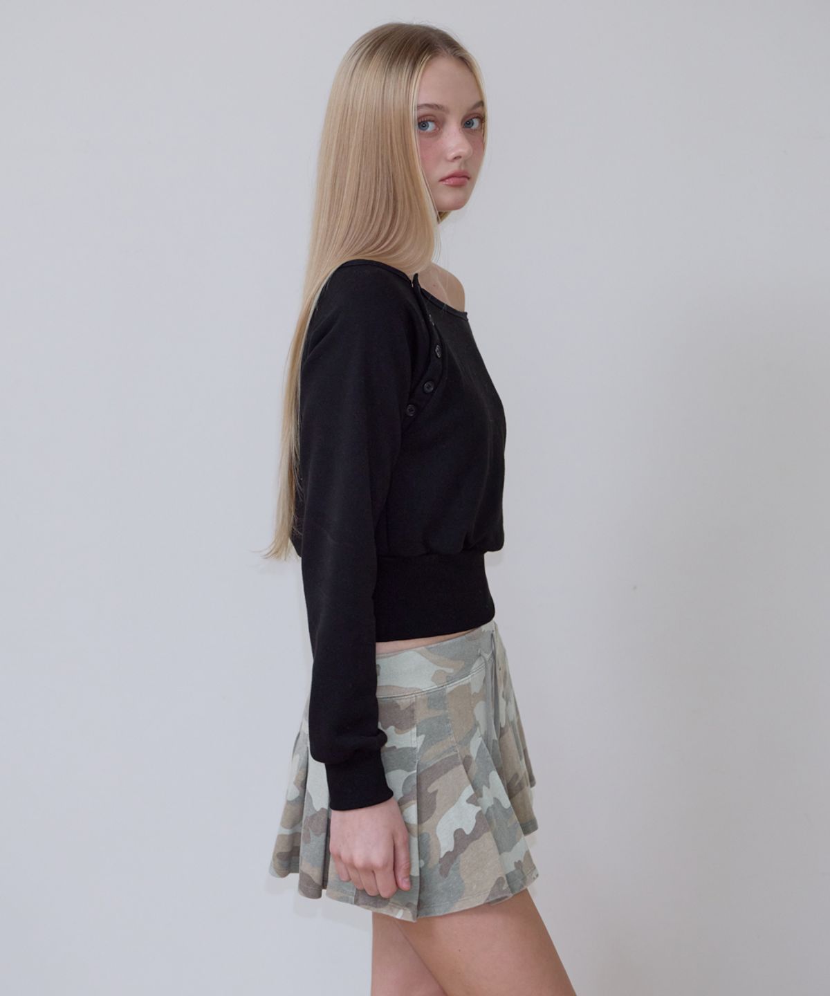 로제프란츠(ROSEFRANTZ) Off-Shoulder Button Sweatshirt [Black]