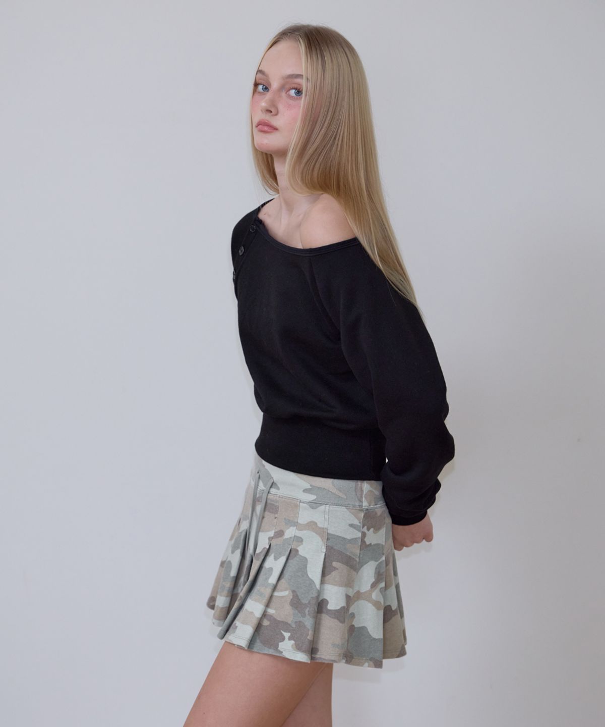 로제프란츠(ROSEFRANTZ) Off-Shoulder Button Sweatshirt [Black]