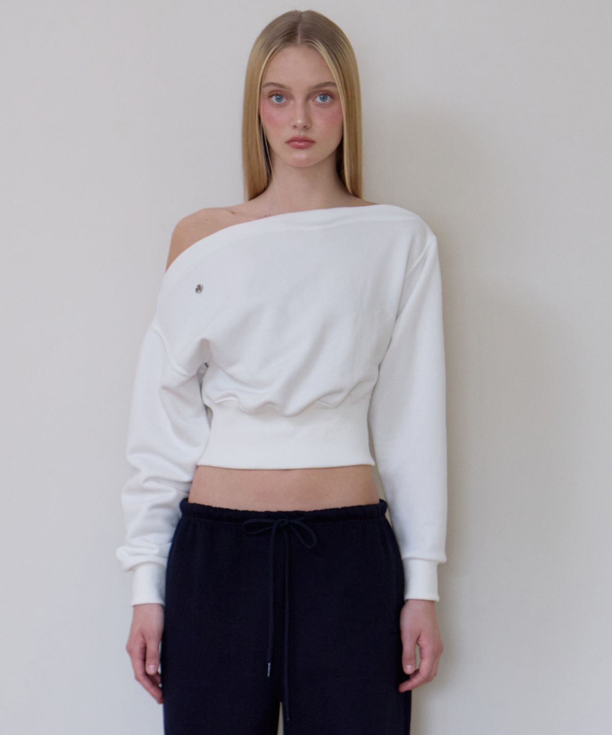 로제프란츠(ROSEFRANTZ) Crop Off Shoulder Sweatshirt [Ivory]