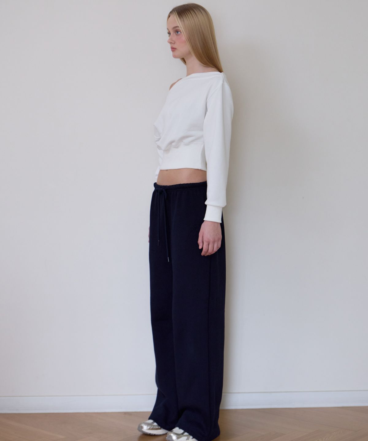 로제프란츠(ROSEFRANTZ) Crop Off Shoulder Sweatshirt [Ivory]