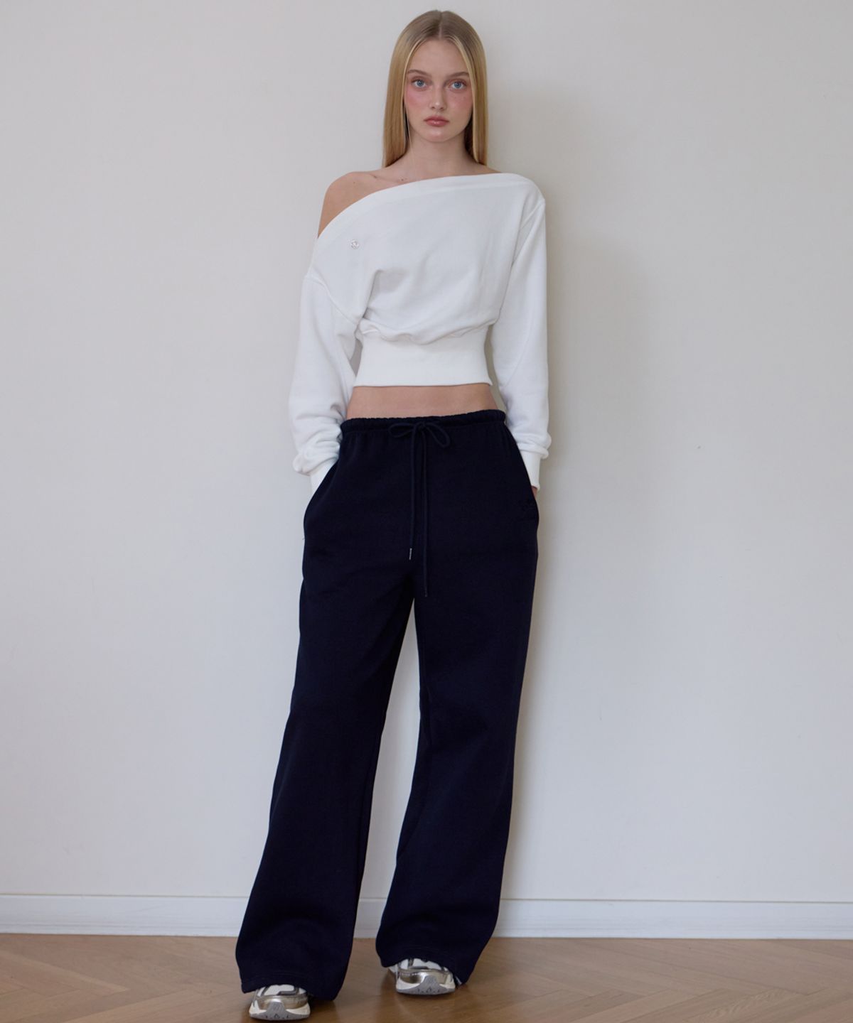 로제프란츠(ROSEFRANTZ) Crop Off Shoulder Sweatshirt [Ivory]