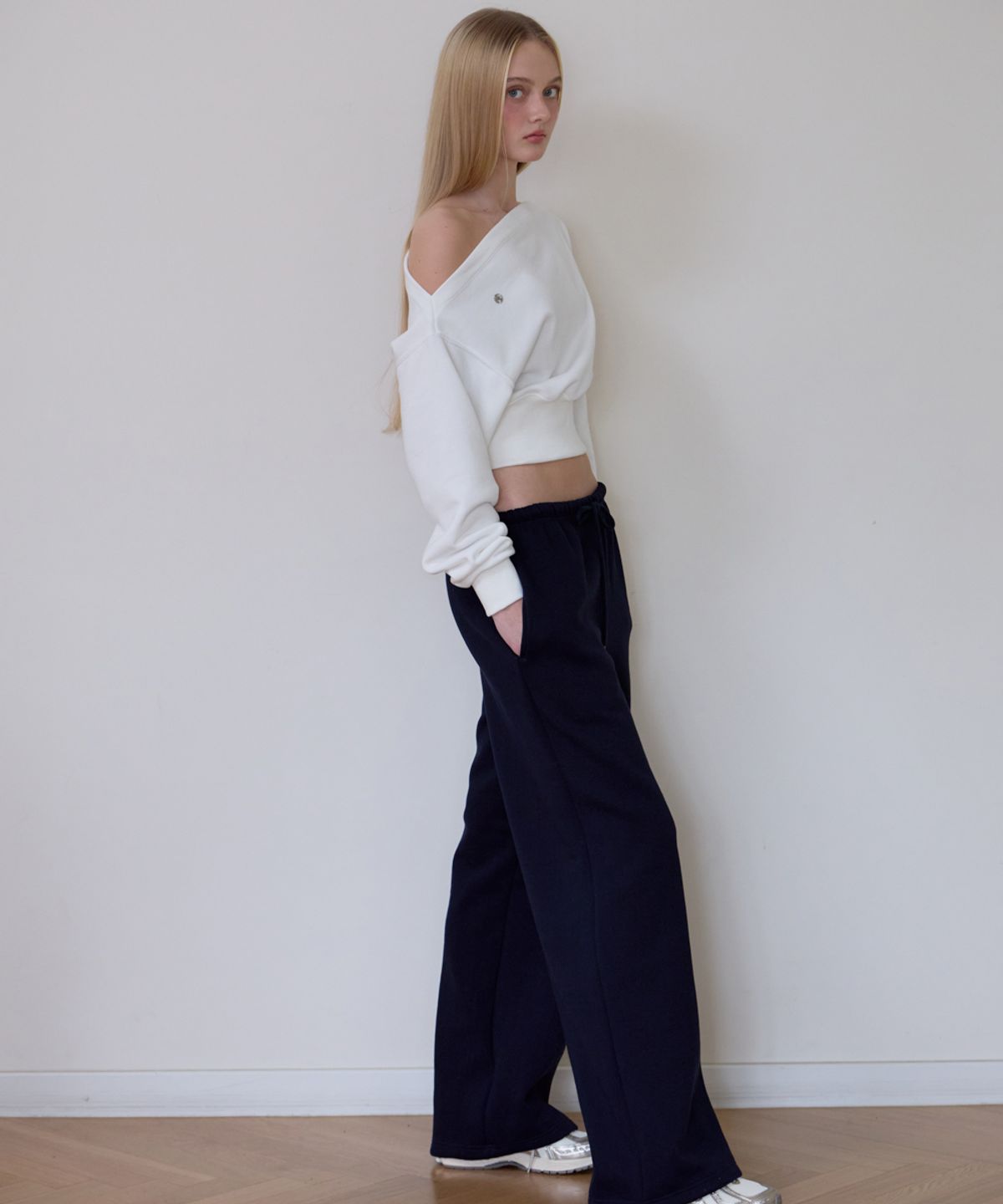 로제프란츠(ROSEFRANTZ) Crop Off Shoulder Sweatshirt [Ivory]