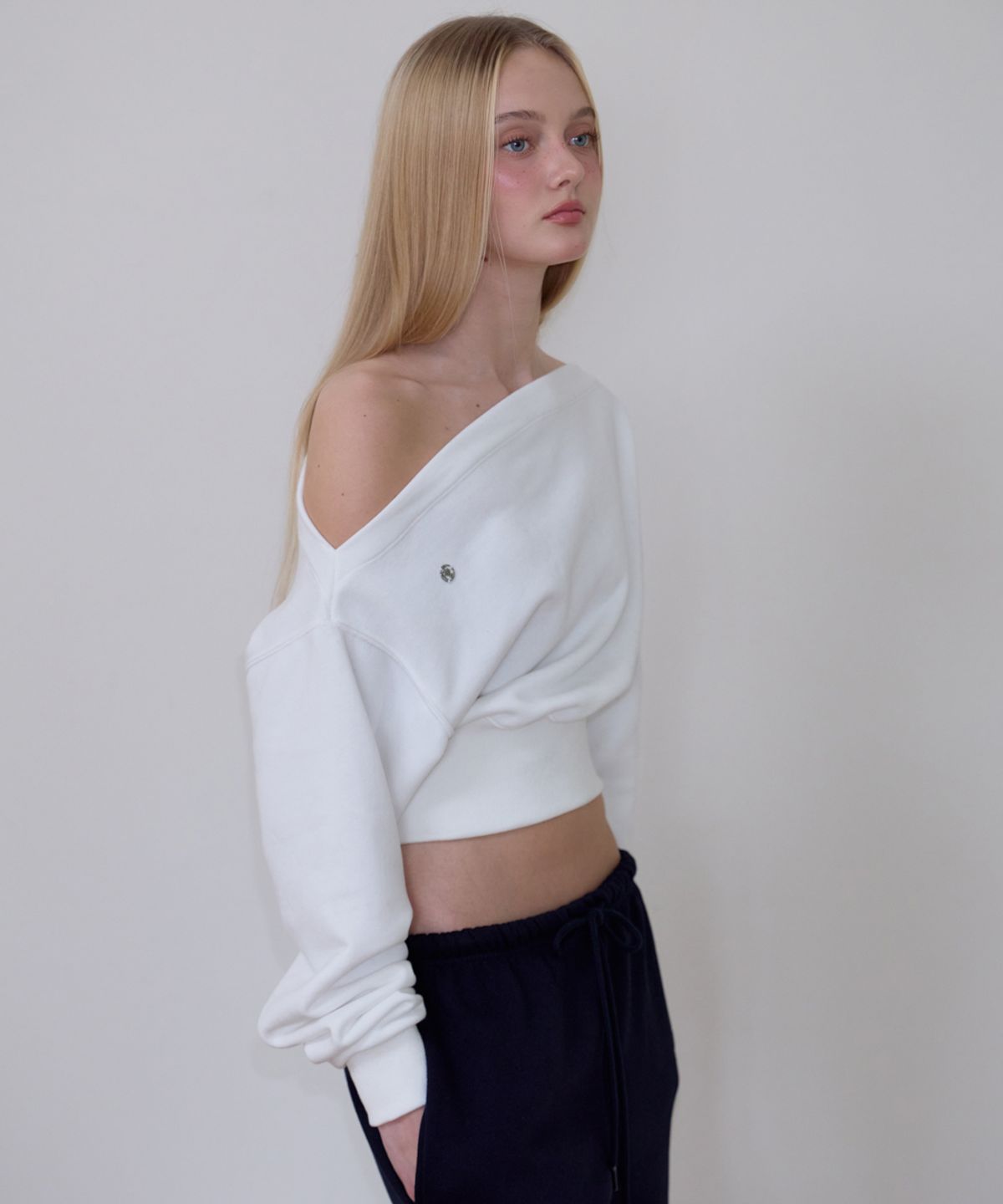 로제프란츠(ROSEFRANTZ) Crop Off Shoulder Sweatshirt [Ivory]
