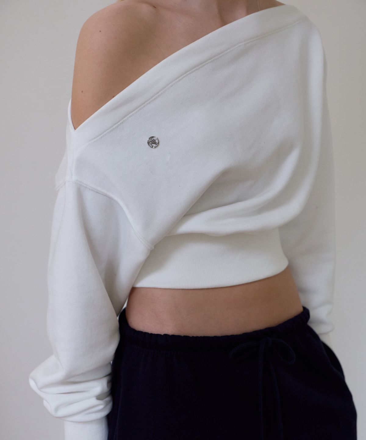 로제프란츠(ROSEFRANTZ) Crop Off Shoulder Sweatshirt [Ivory]