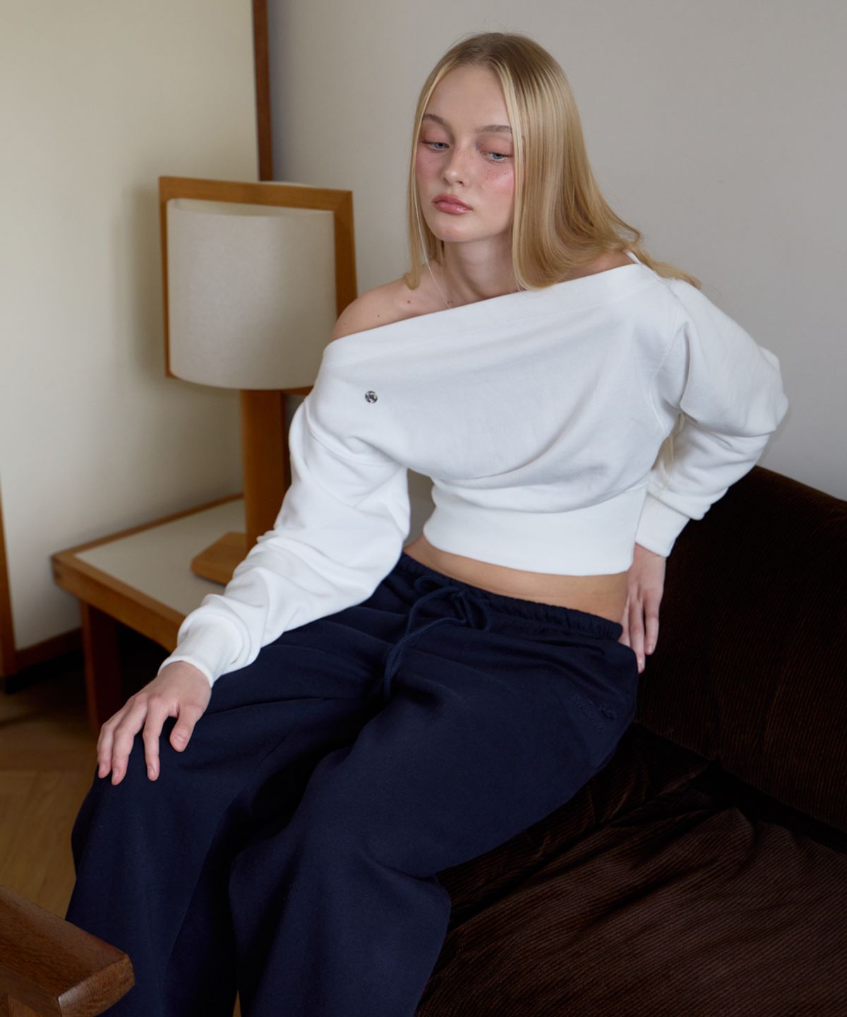 로제프란츠(ROSEFRANTZ) Crop Off Shoulder Sweatshirt [Ivory]