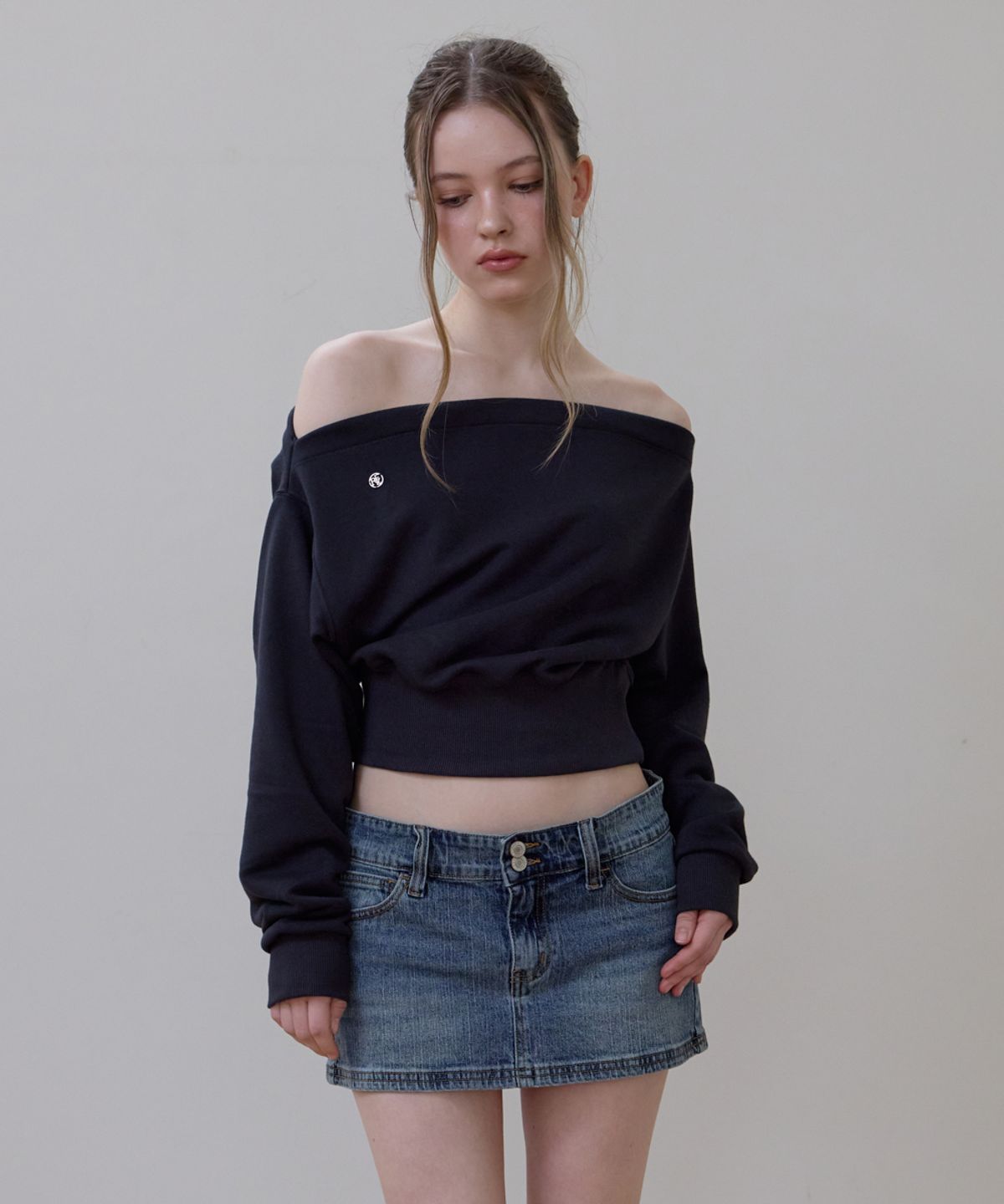 로제프란츠(ROSEFRANTZ) Crop Off Shoulder Sweatshirt [Charcoal]