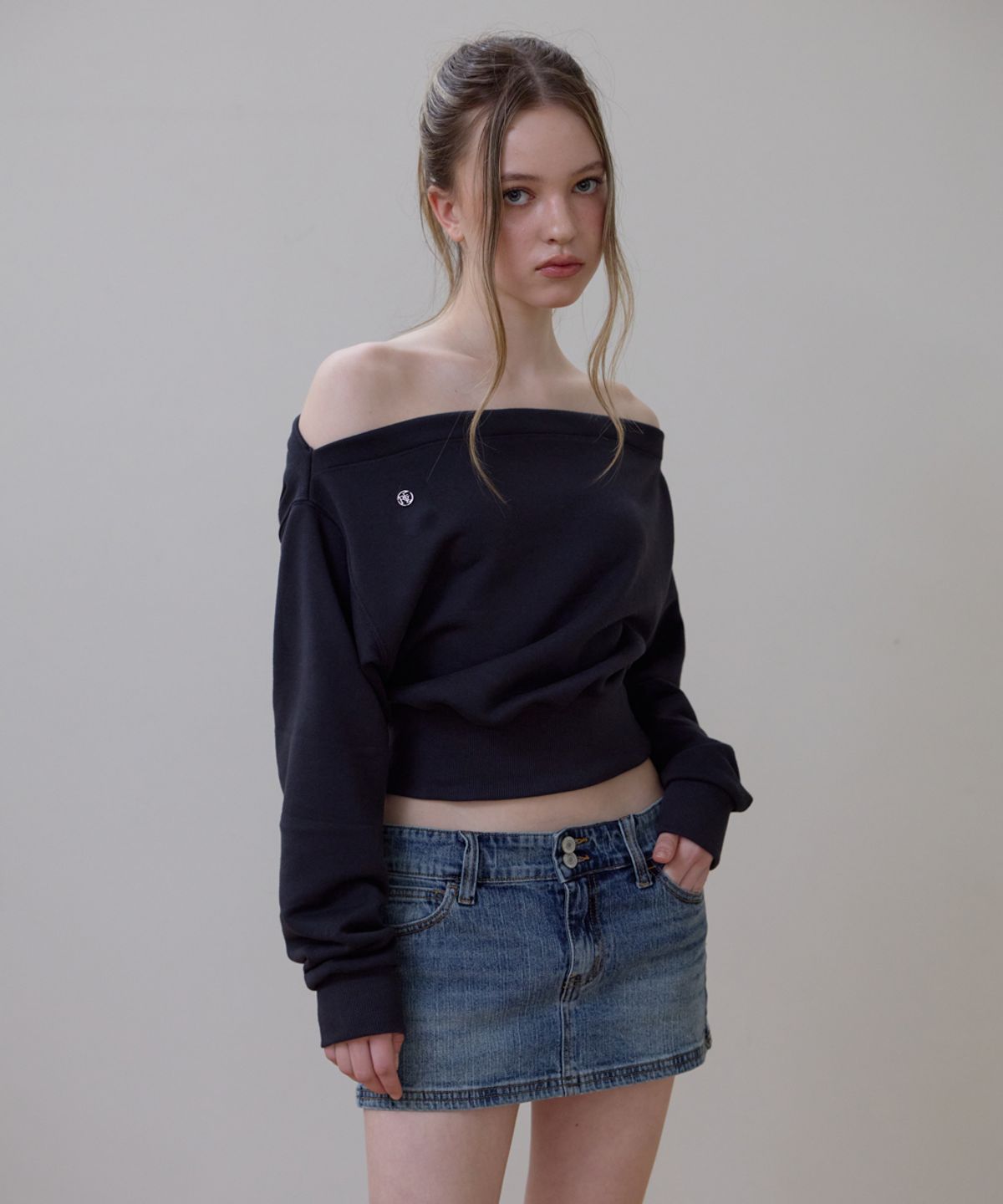 로제프란츠(ROSEFRANTZ) Crop Off Shoulder Sweatshirt [Charcoal]