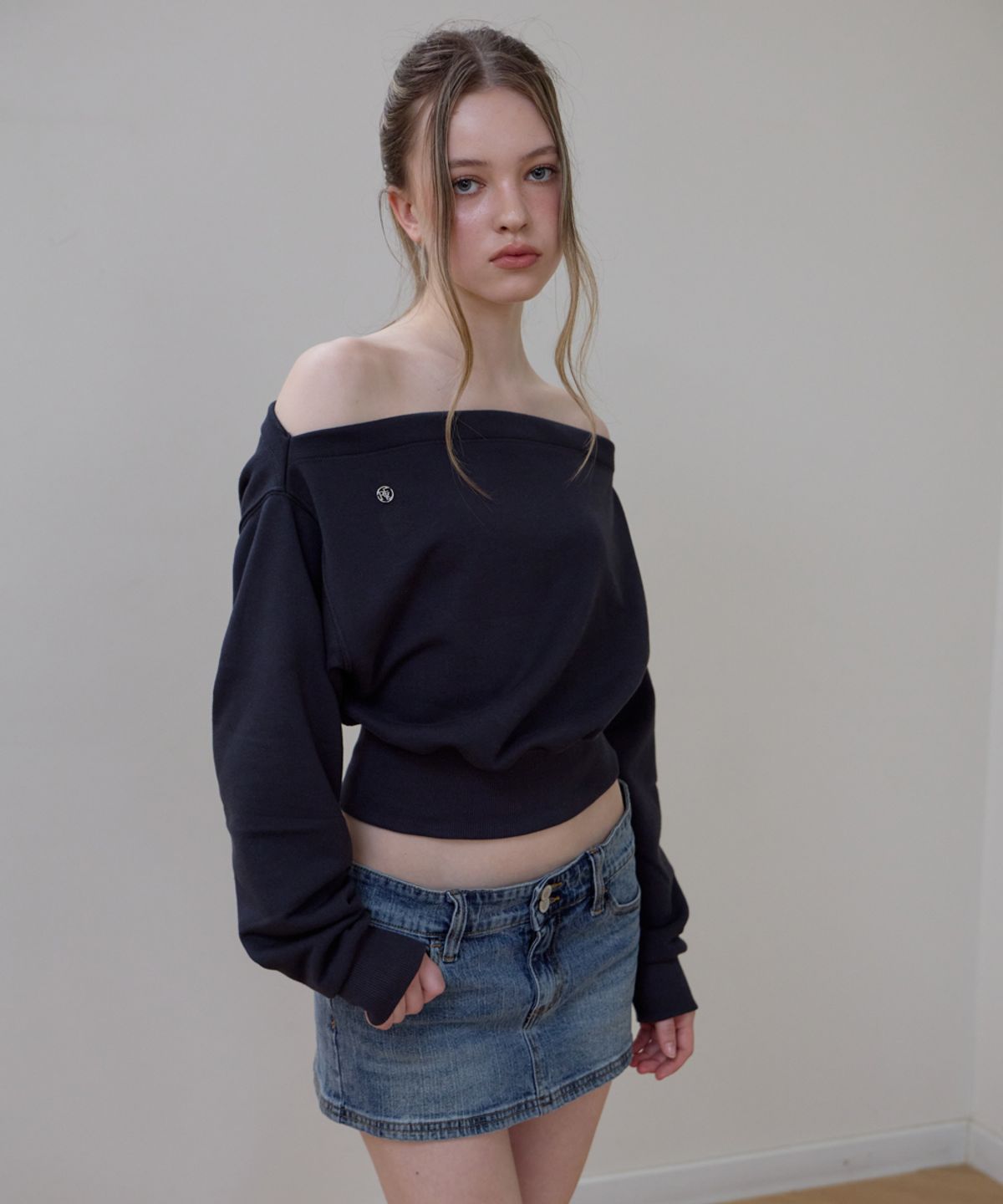 로제프란츠(ROSEFRANTZ) Crop Off Shoulder Sweatshirt [Charcoal]