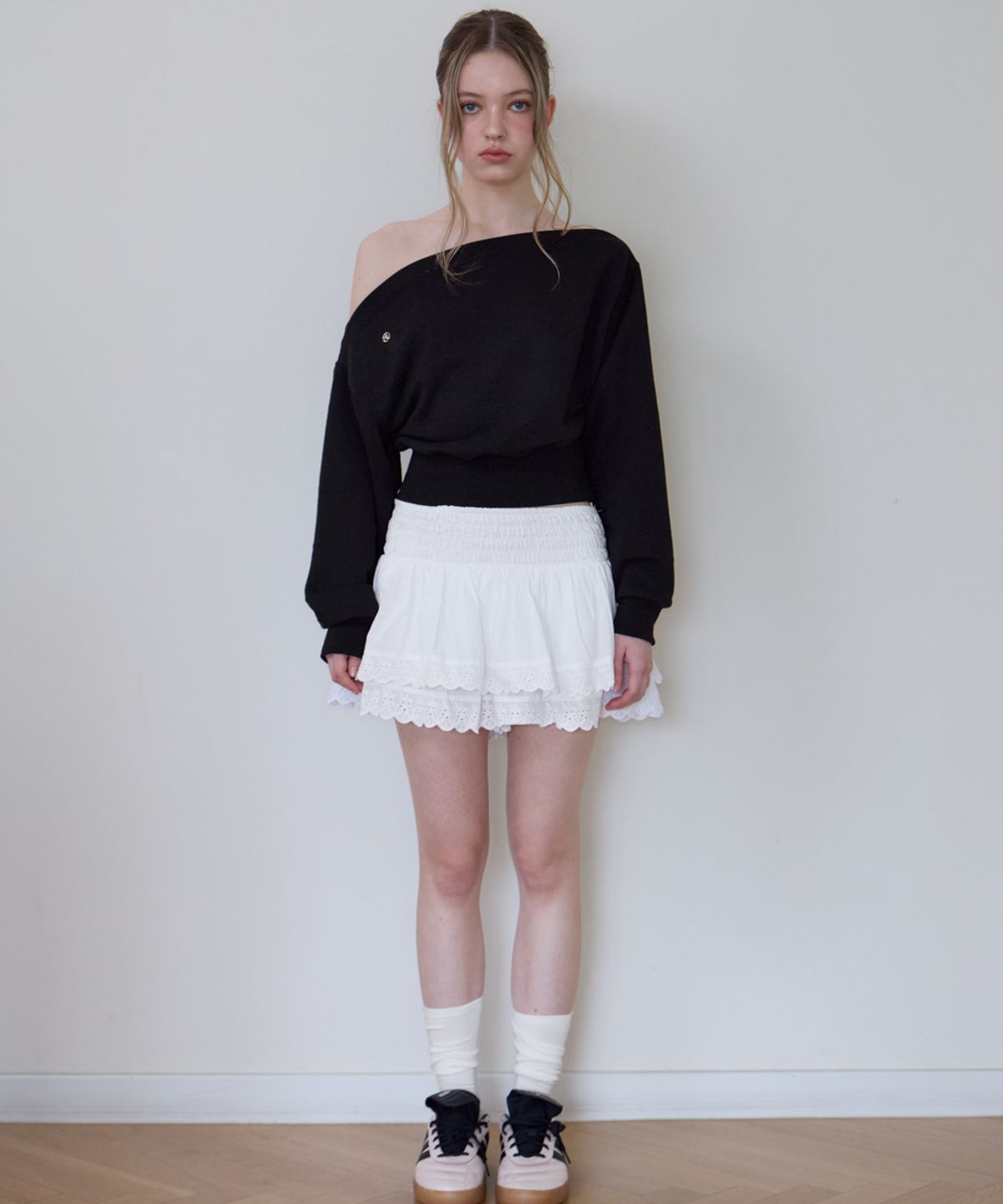 로제프란츠(ROSEFRANTZ) Crop Off Shoulder Sweatshirt [Black]