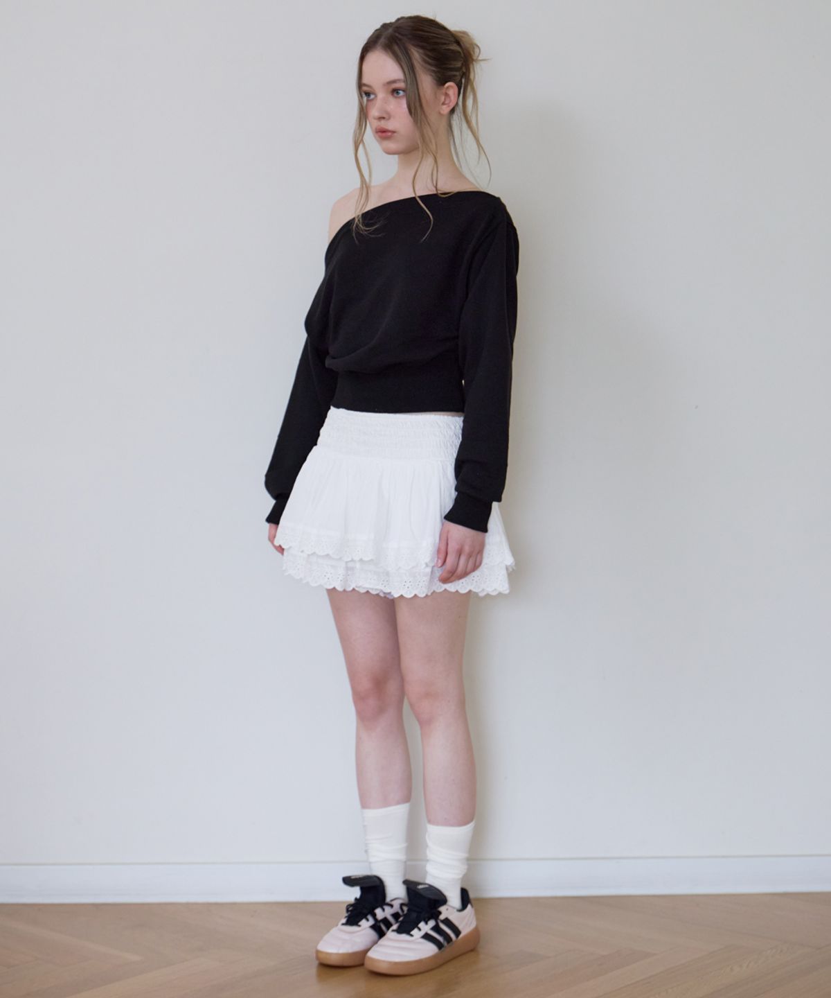 로제프란츠(ROSEFRANTZ) Crop Off Shoulder Sweatshirt [Black]