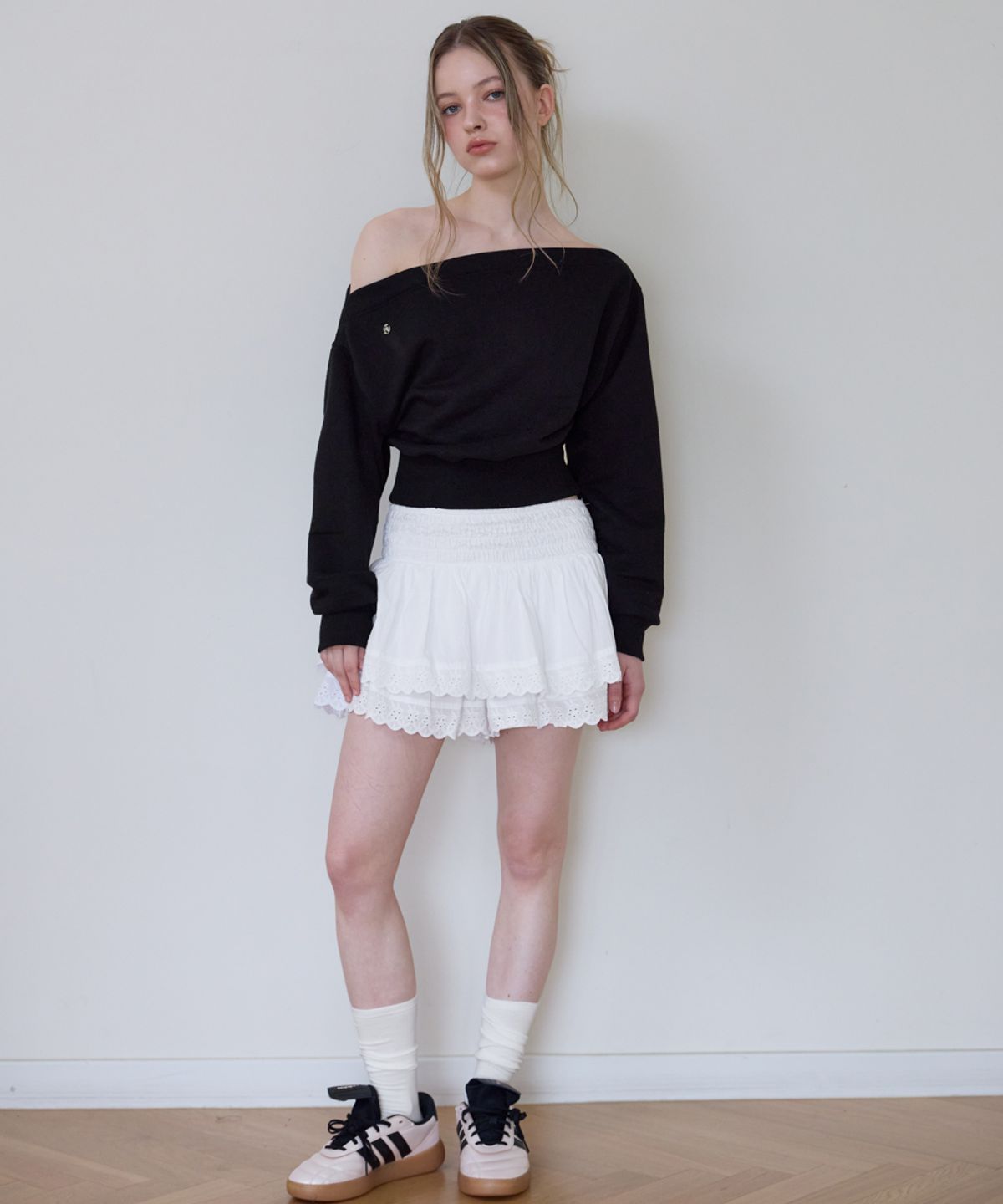 로제프란츠(ROSEFRANTZ) Crop Off Shoulder Sweatshirt [Black]