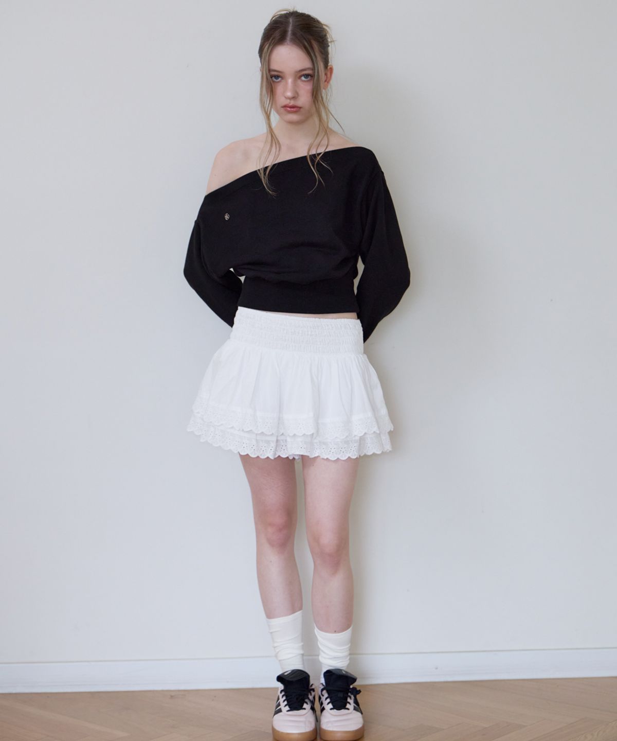 로제프란츠(ROSEFRANTZ) Crop Off Shoulder Sweatshirt [Black]