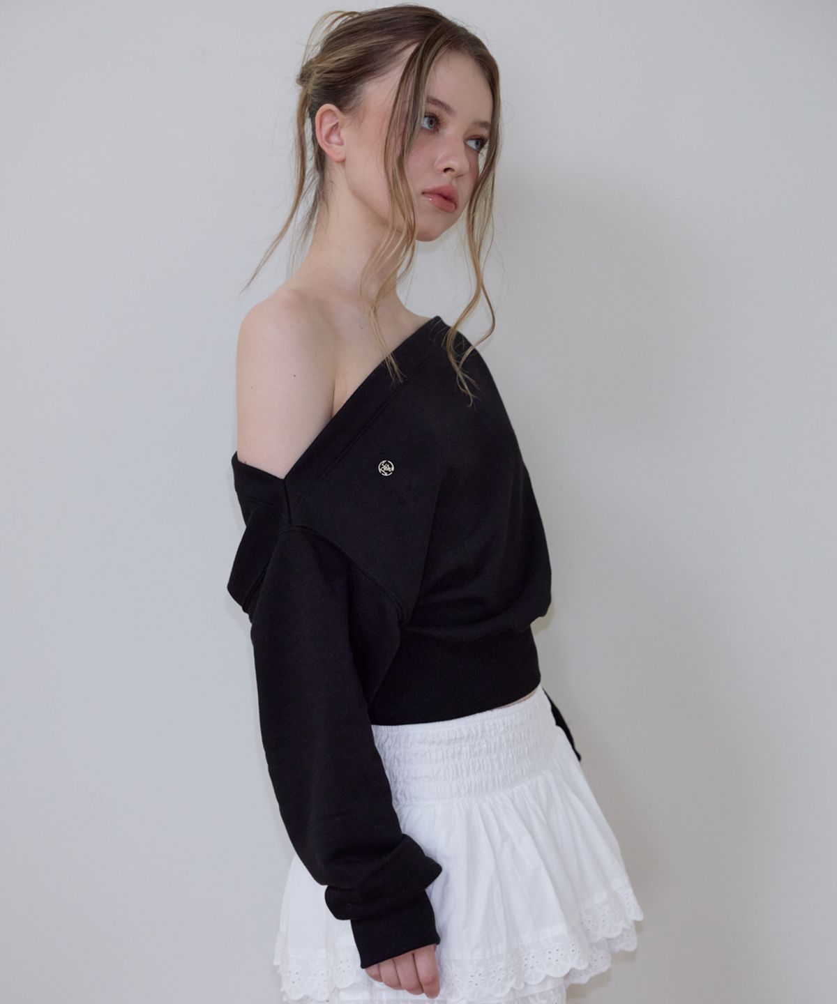 로제프란츠(ROSEFRANTZ) Crop Off Shoulder Sweatshirt [Black]