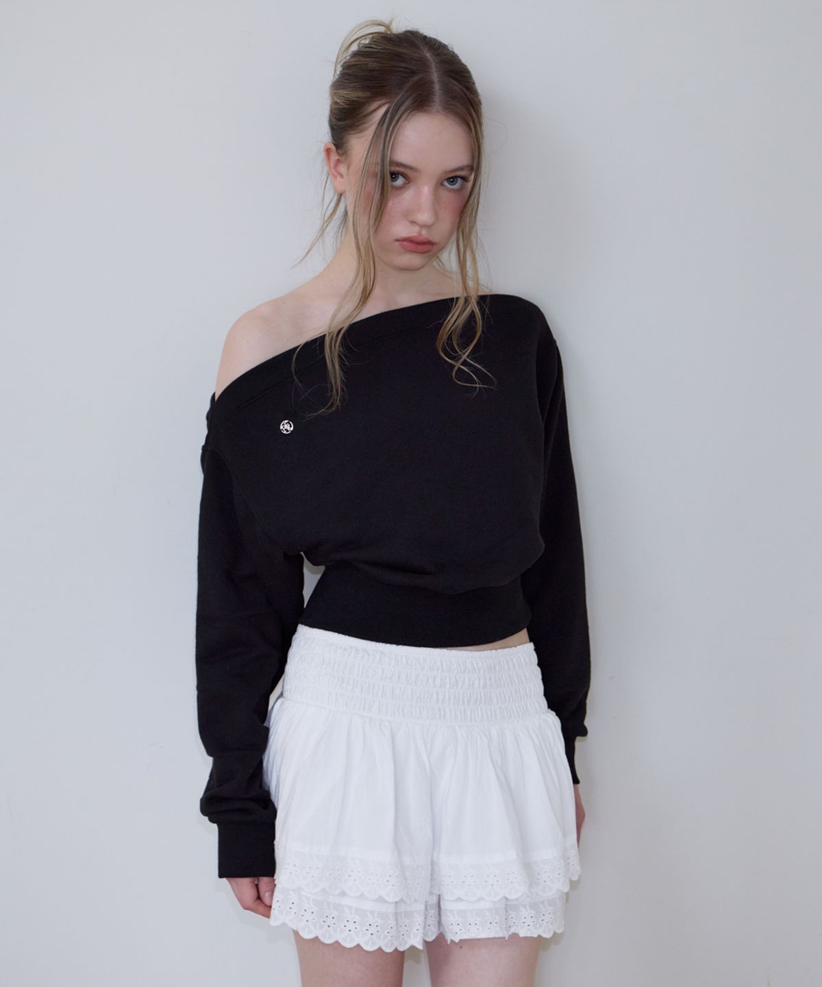 로제프란츠(ROSEFRANTZ) Crop Off Shoulder Sweatshirt [Black]