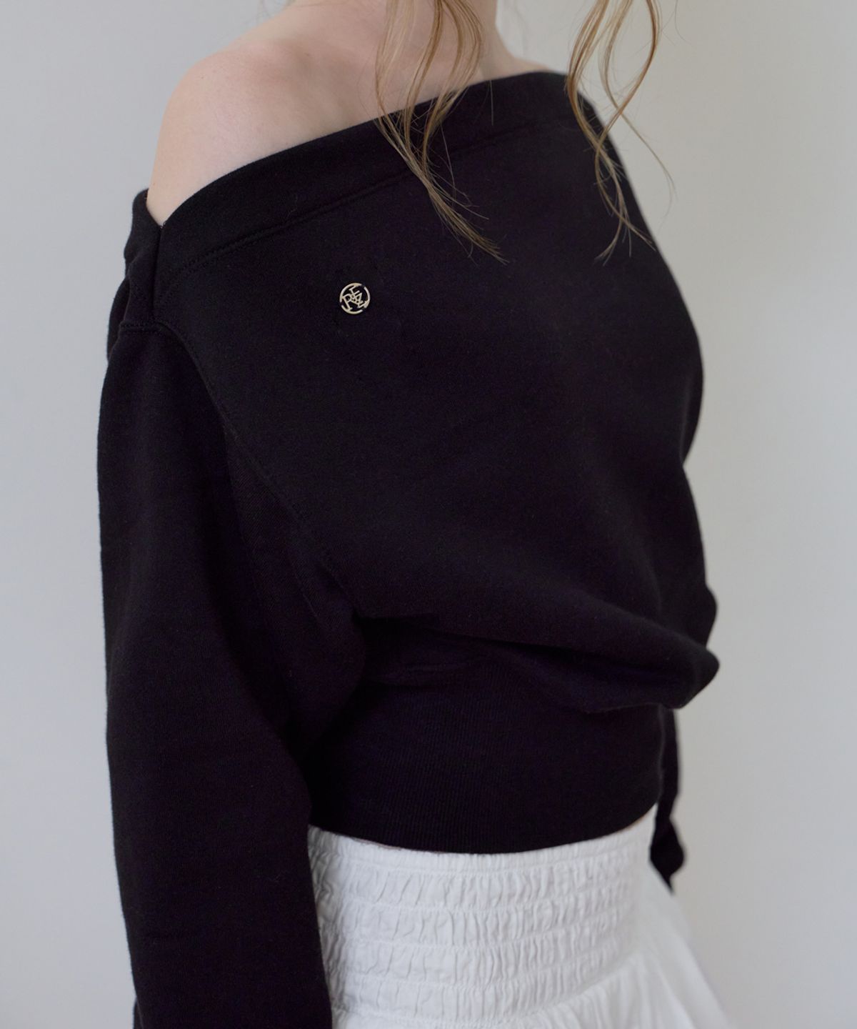 로제프란츠(ROSEFRANTZ) Crop Off Shoulder Sweatshirt [Black]