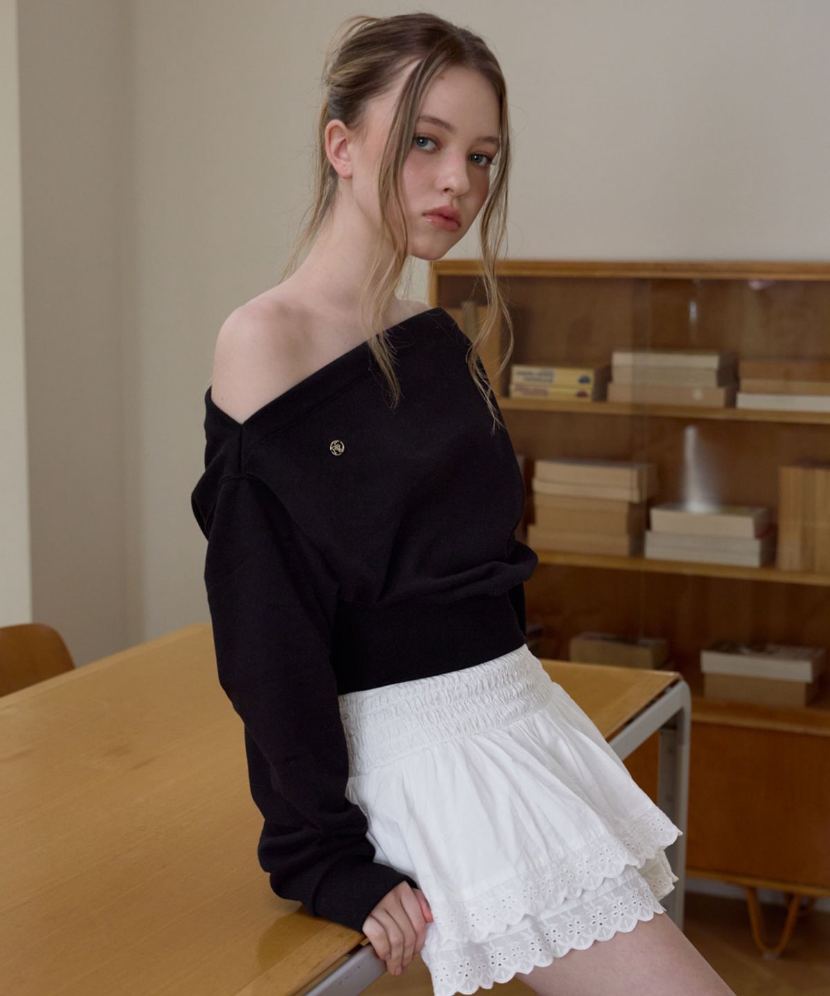 로제프란츠(ROSEFRANTZ) Crop Off Shoulder Sweatshirt [Black]
