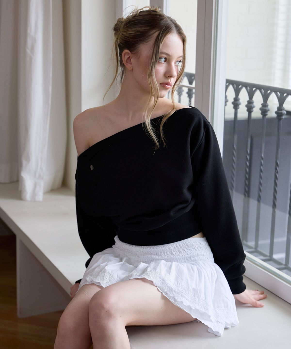 로제프란츠(ROSEFRANTZ) Crop Off Shoulder Sweatshirt [Black]