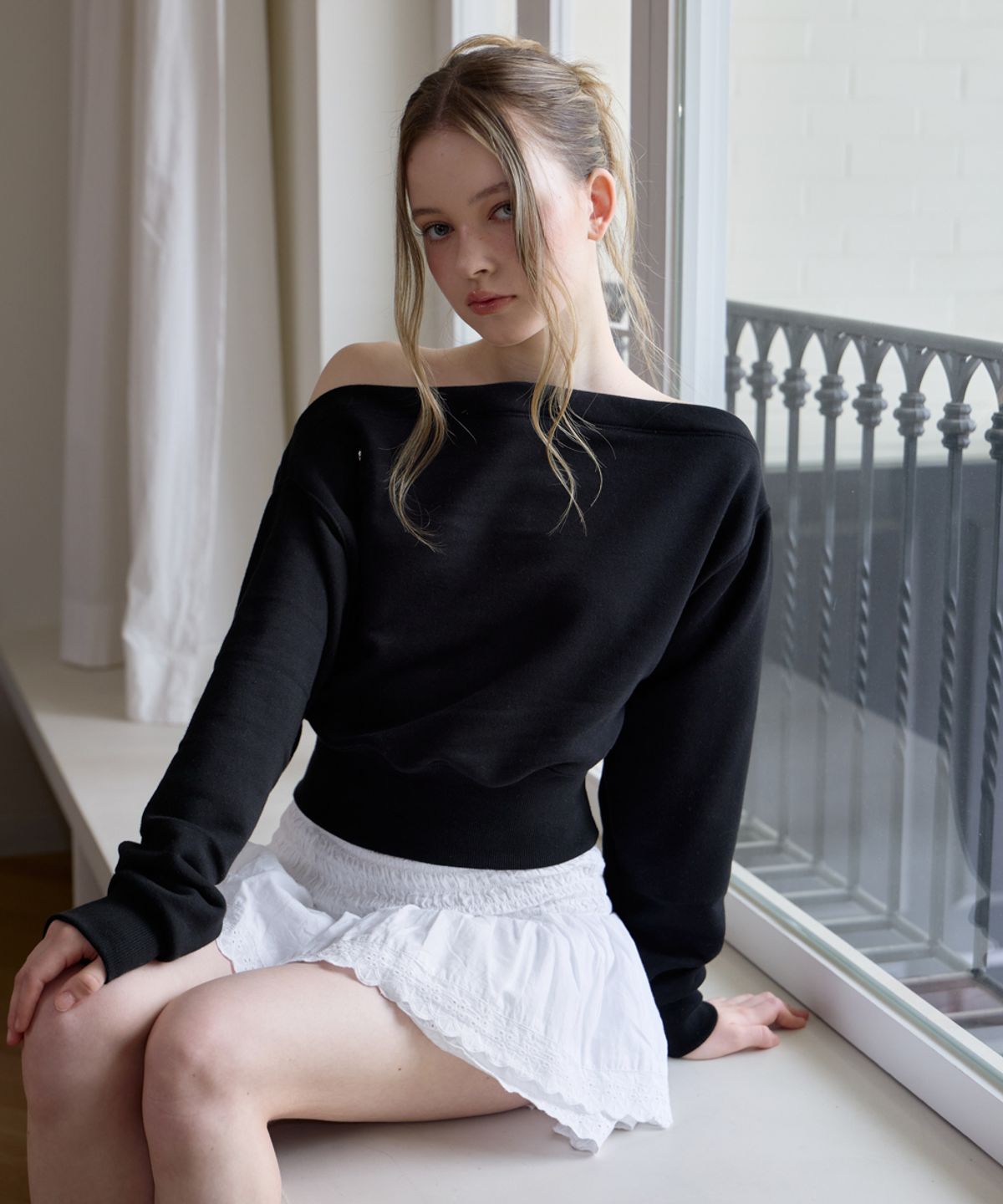 로제프란츠(ROSEFRANTZ) Crop Off Shoulder Sweatshirt [Black]