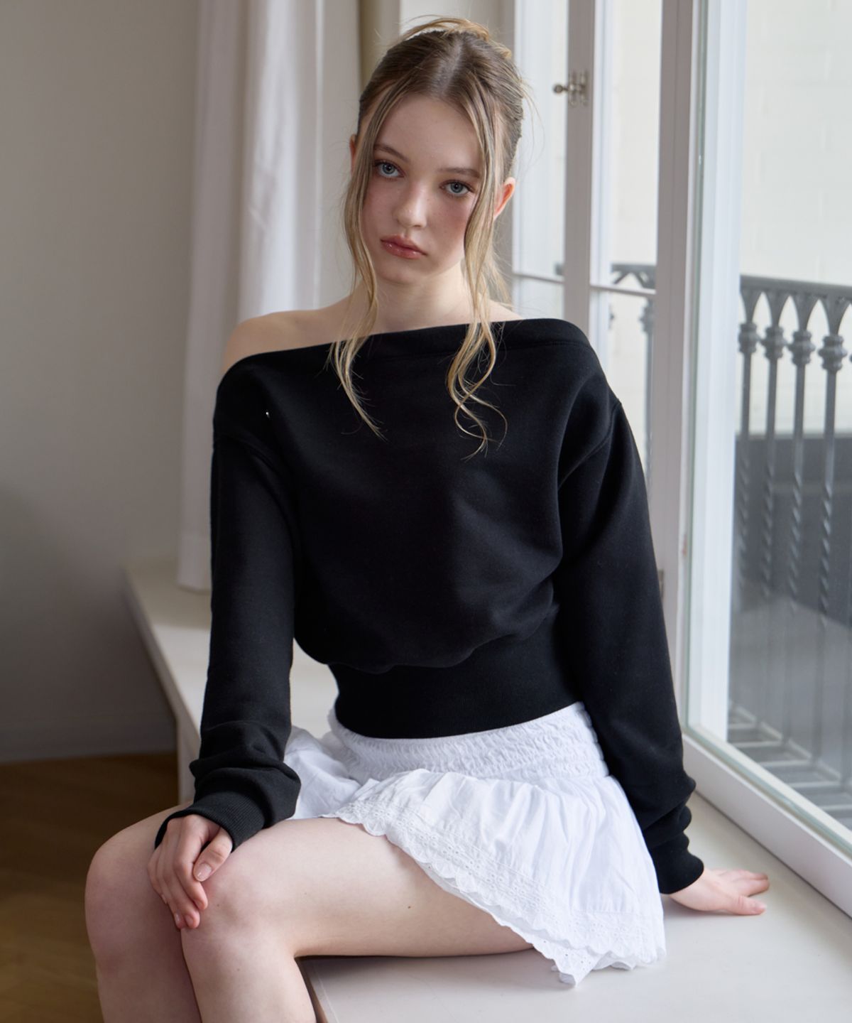 로제프란츠(ROSEFRANTZ) Crop Off Shoulder Sweatshirt [Black]