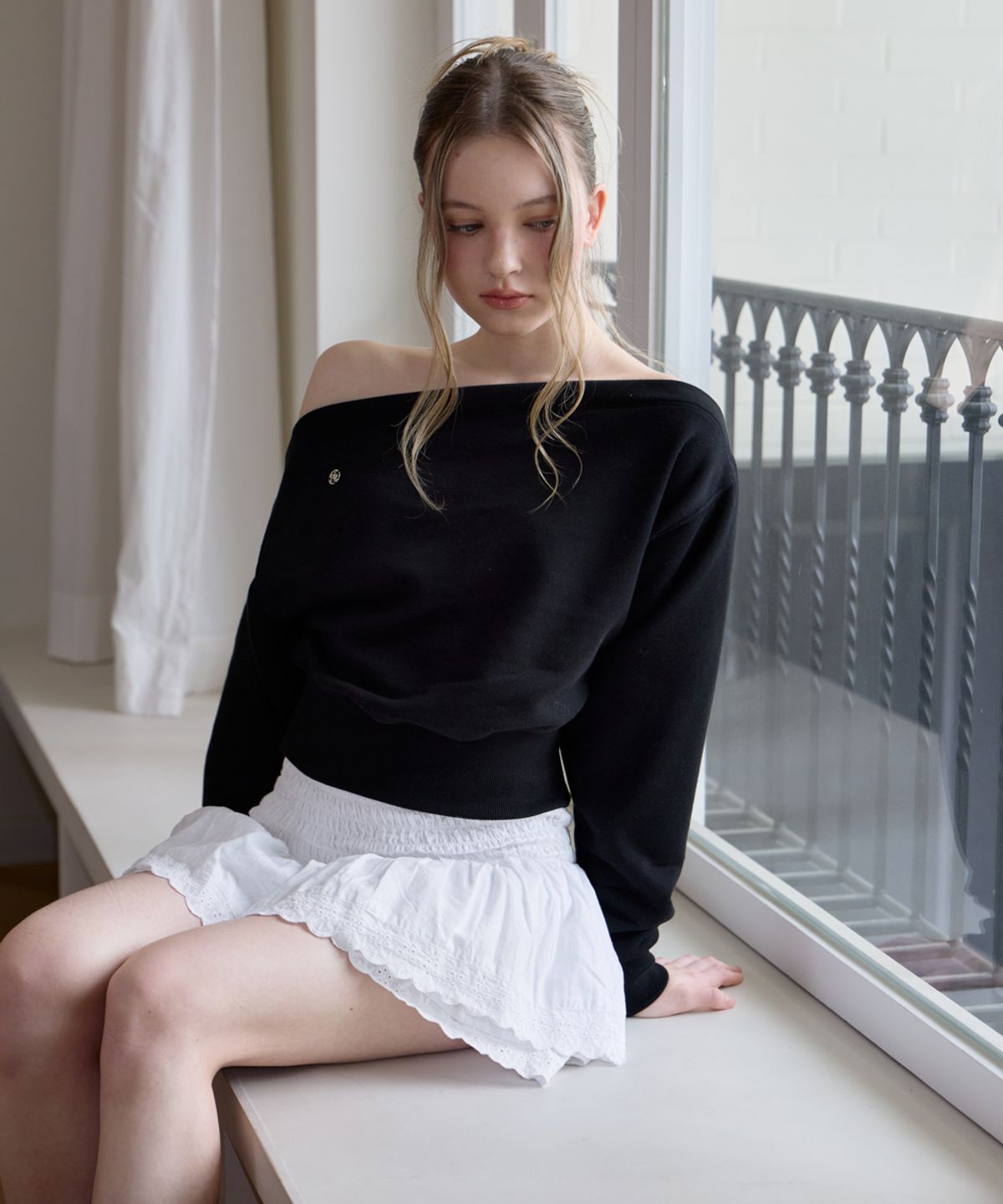 로제프란츠(ROSEFRANTZ) Crop Off Shoulder Sweatshirt [Black]