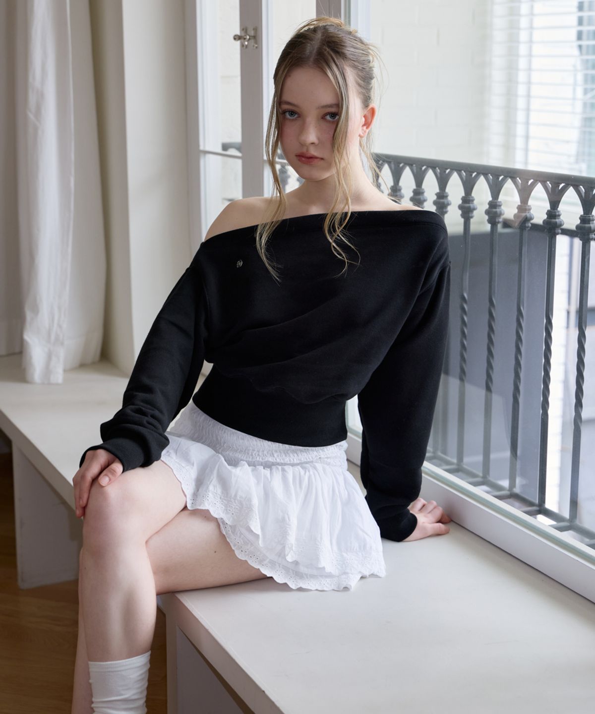로제프란츠(ROSEFRANTZ) Crop Off Shoulder Sweatshirt [Black]